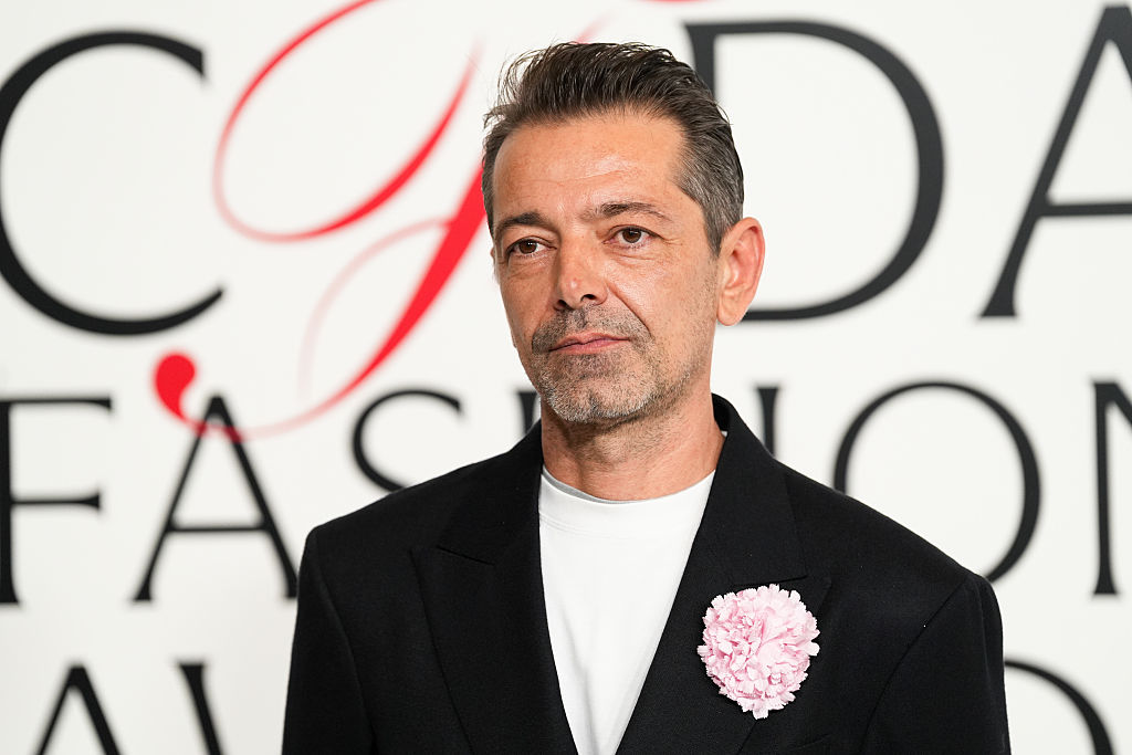 Ex Alaïa e novo diretor da Versace: Pieter Mulier venceu como Designer Internacional do Ano no CFDA Fashion Awards