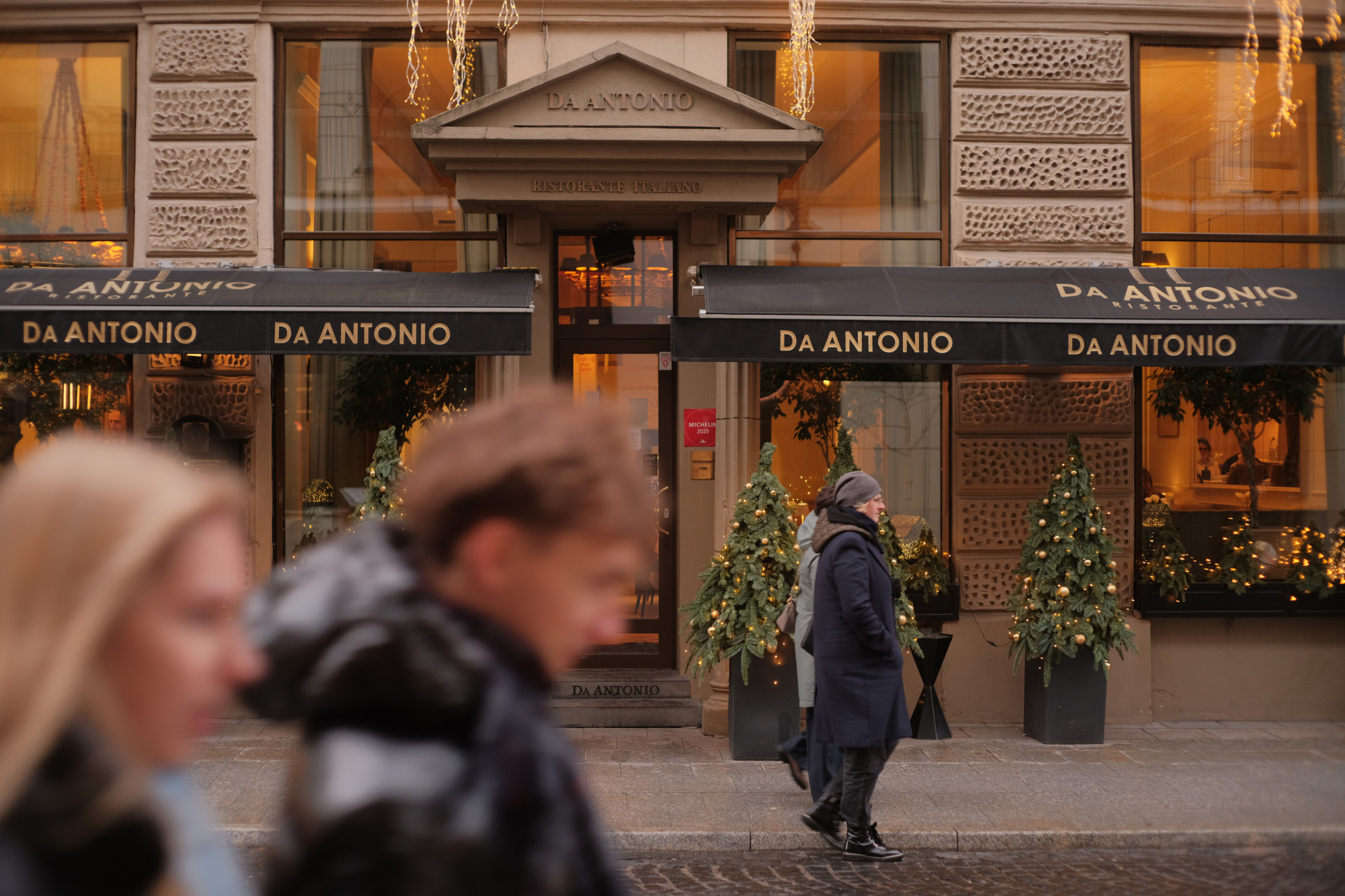 Movimento de pedestres no centro hist&oacute;rico de Vilnius, onde tradi&ccedil;&atilde;o e moderniza&ccedil;&atilde;o convivem no cotidiano da capital lituana