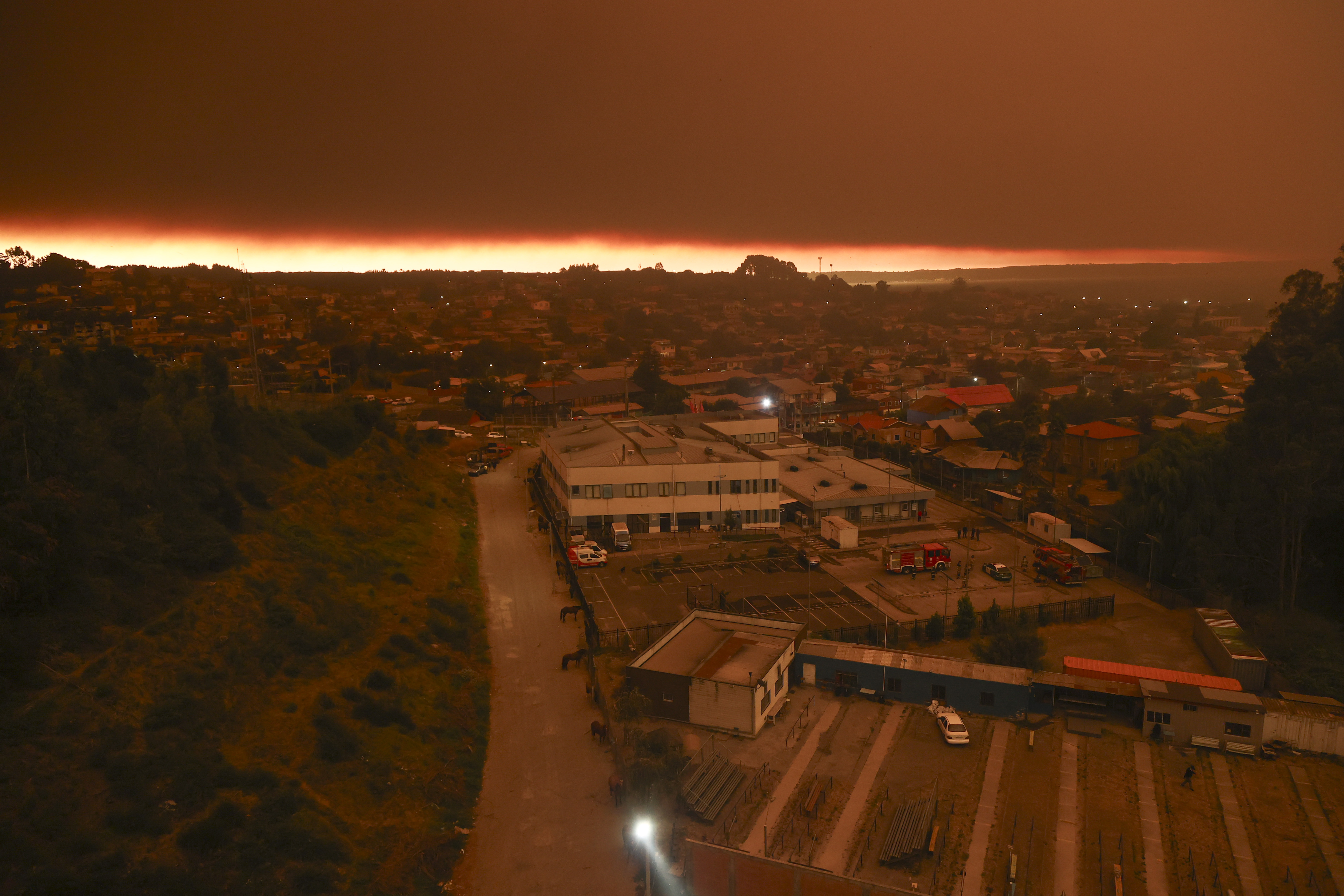 Vista dos danos provocados pela destrui&ccedil;&atilde;o de casas ap&oacute;s um inc&ecirc;ndio florestal que atingiu o munic&iacute;pio de Penco, no Chile