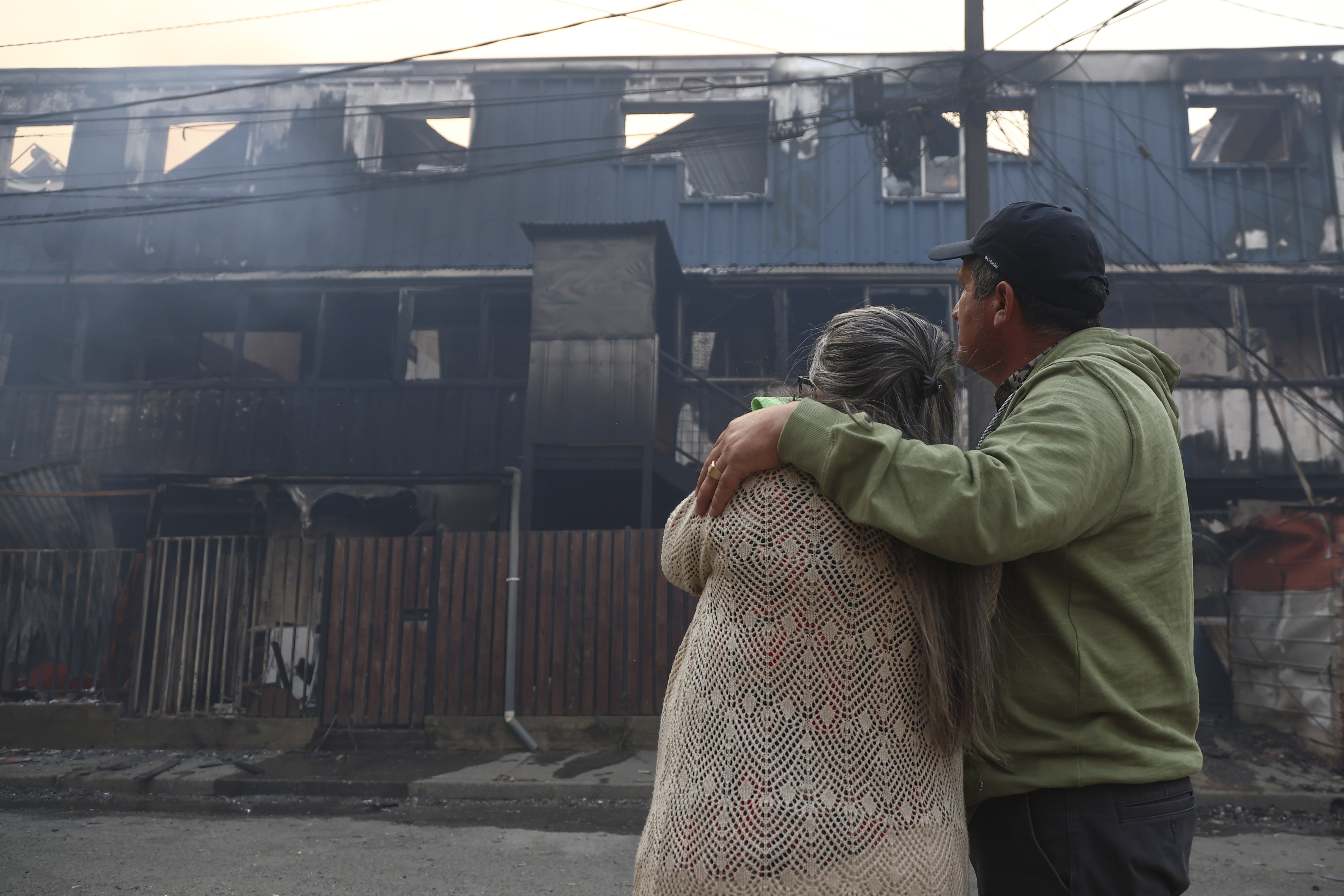 O presidente chileno, Gabriel Boric, declarou estado de emerg&ecirc;ncia no domingo nas regi&otilde;es de &Ntilde;uble e Biob&iacute;o, no centro-sul do pa&iacute;s, devido aos inc&ecirc;ndios que j&aacute; queimaram cerca de 10 mil hectares.