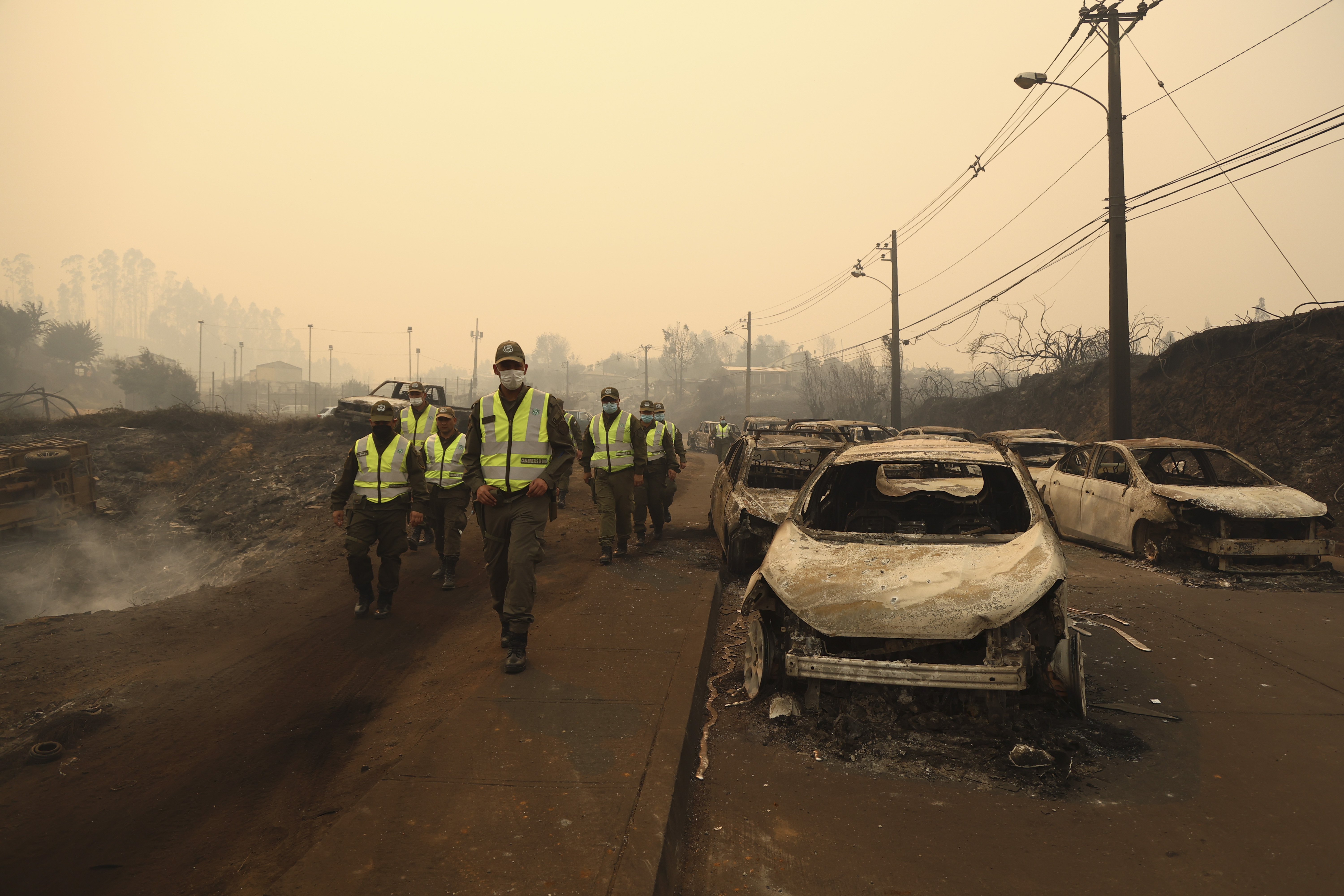 Carros queimados após um incêndio florestal no município de Penco, no Chile, em 24 de janeiro de 2026. As autoridades confirmaram ao menos 15 mortes, e o presidente chileno, Gabriel Boric, declarou estado de emergência no domingo nas regiões de Ñuble e Biobío, no centro-sul do país