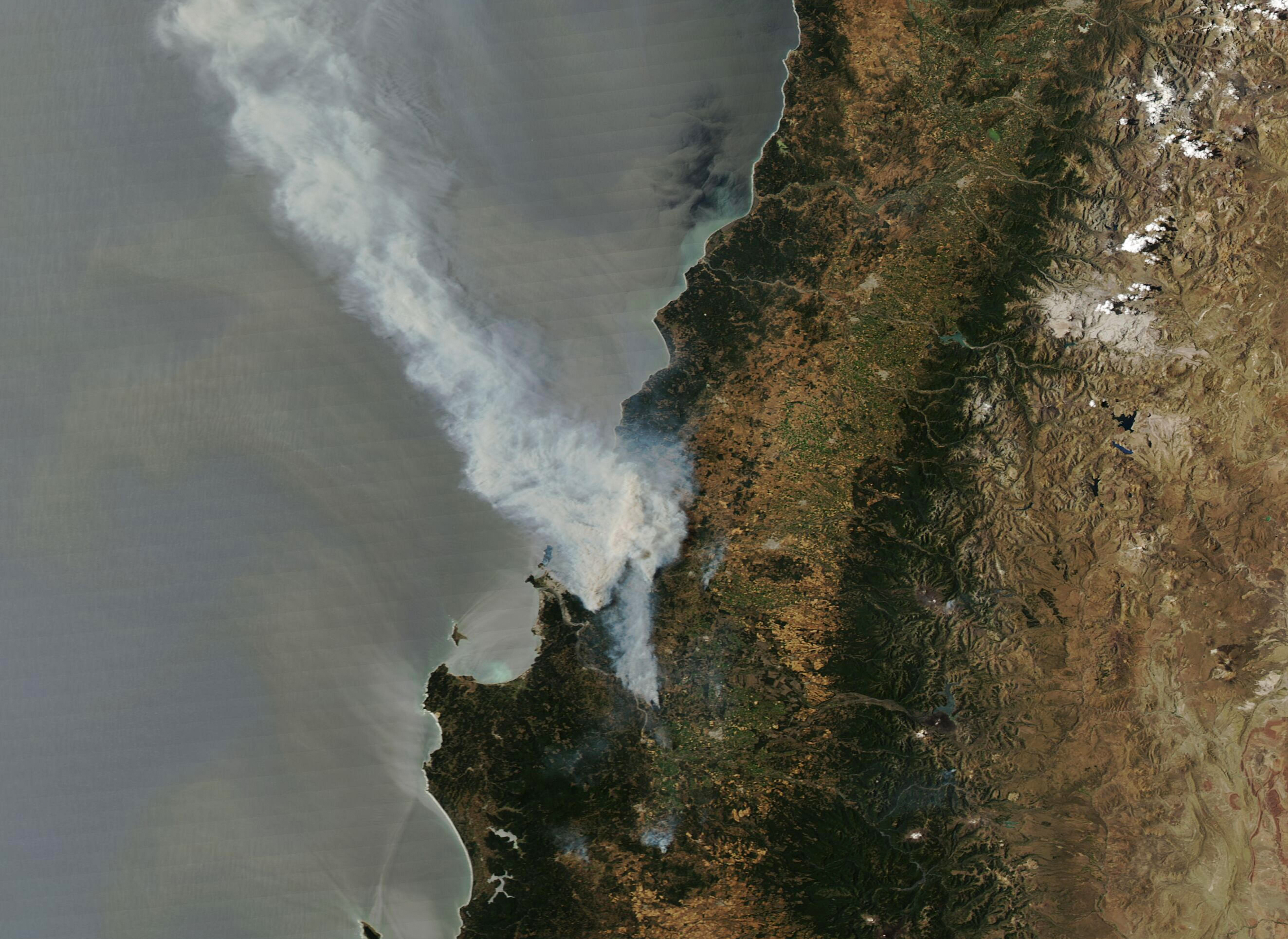 Imagem de sat&eacute;lite mostra uma vis&atilde;o geral dos inc&ecirc;ndios florestais que produzem grandes plumas de fuma&ccedil;a nas proximidades de Concepci&oacute;n, na regi&atilde;o do Biob&iacute;o, no sul do Chile