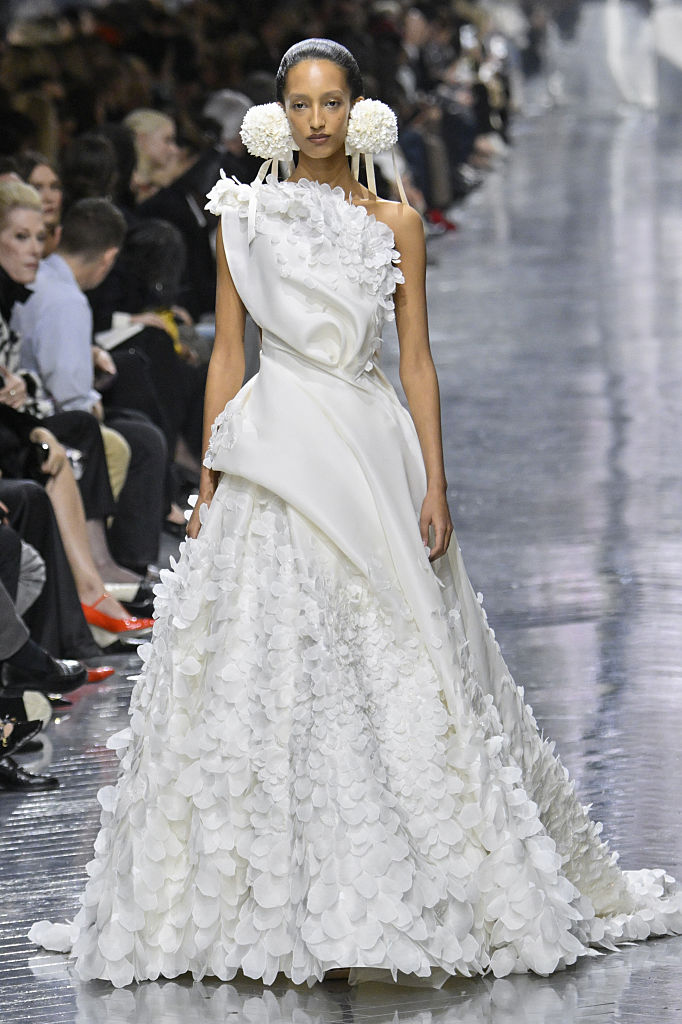 Vestido de noiva da Dior por Jonathan Anderson: moderno e romântico, sem ser literal