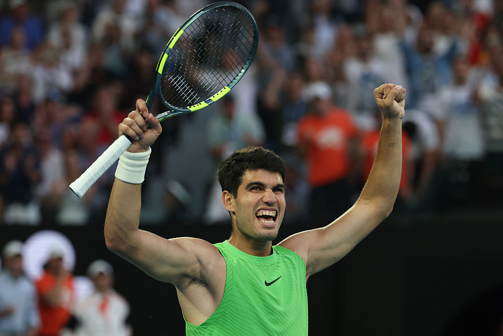 Alcaraz celebra vitória na semifinal do Australian Open, contra Alexander Zverev, no sábado, 30 de janeiro