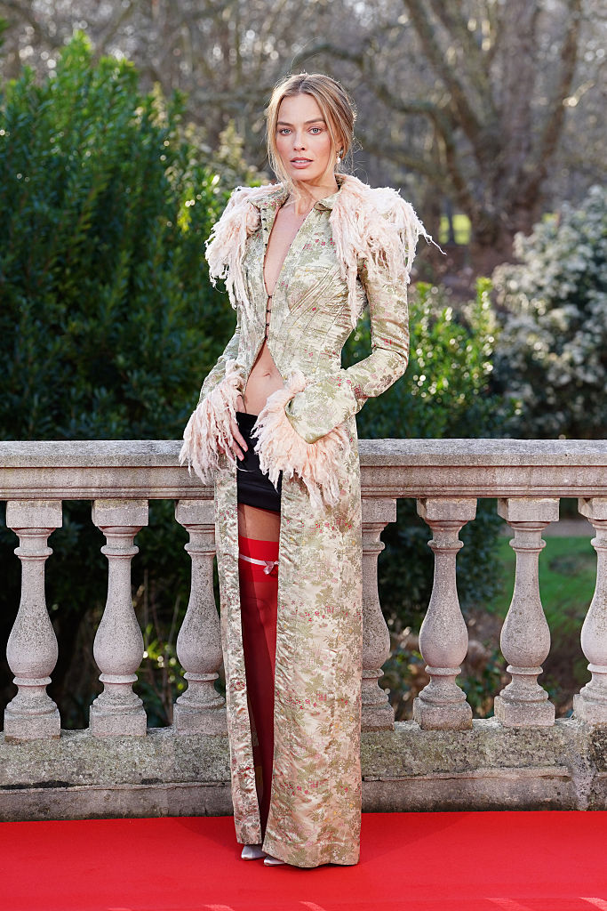 O polêmico look vintage Valentino com liga de Margot Robbie