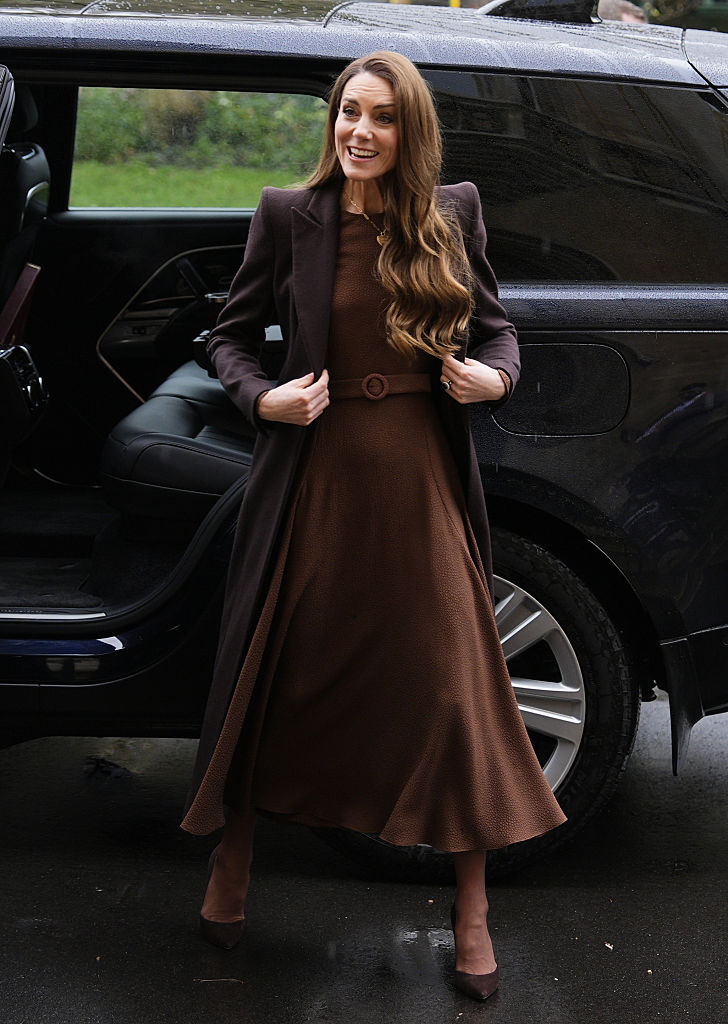 Kate Middleton com vestido Edeline Lee e trench coat Catherine Walker