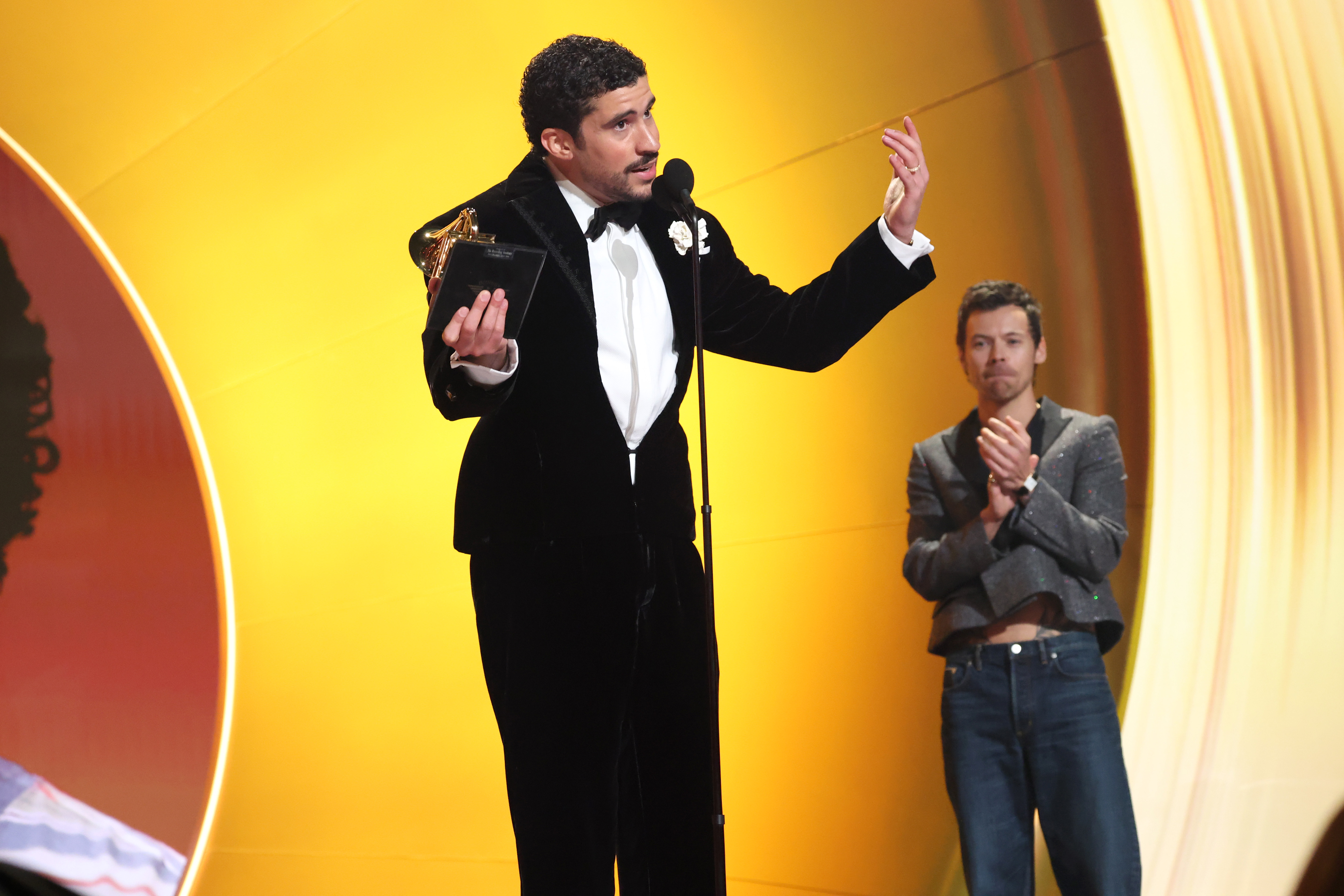 Bad Bunny aceita o prêmio de Álbum do Ano enquanto Harry Styles aplaude ao fundo