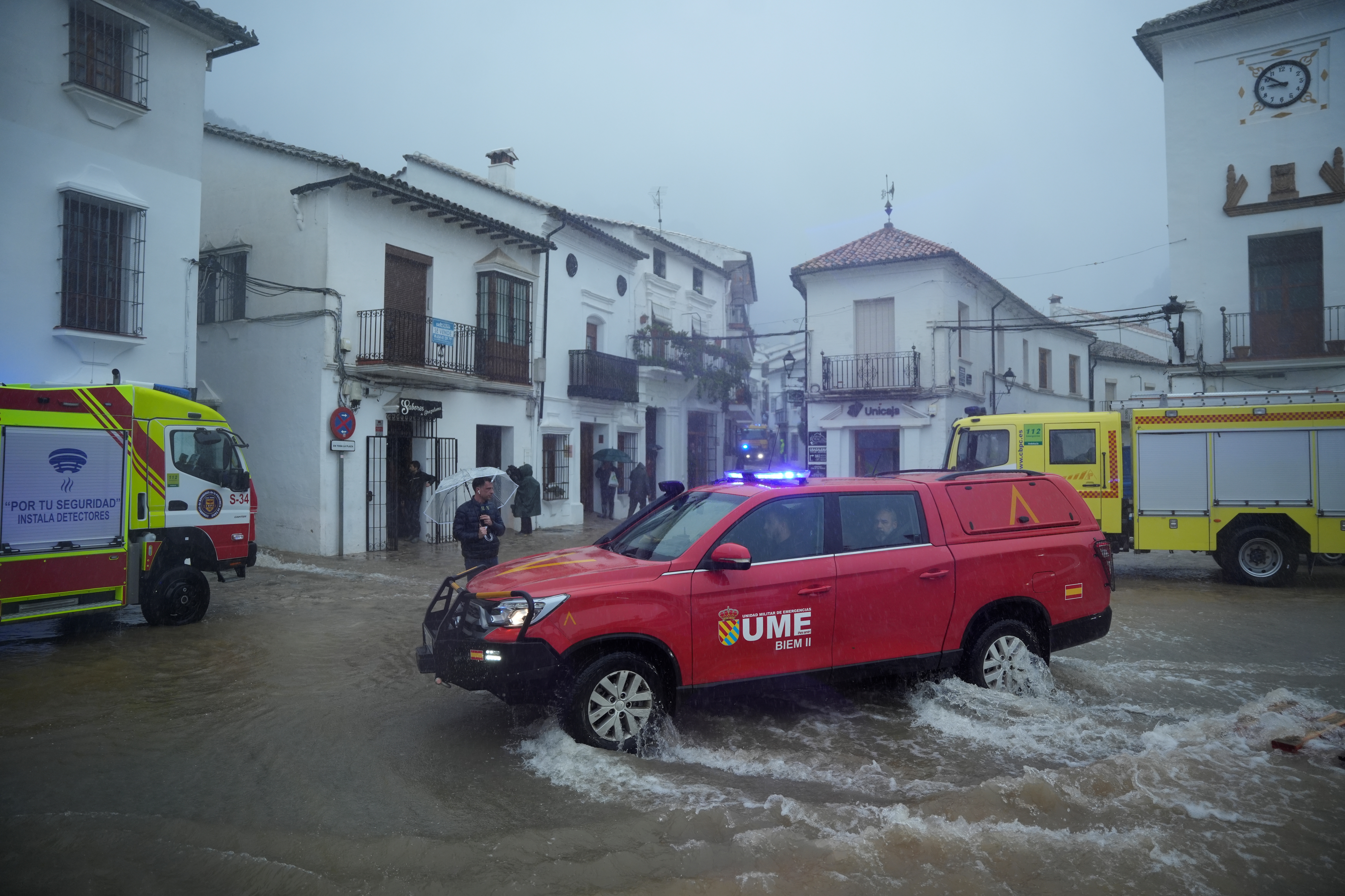 Integrantes da Unidade Militar de Emerg&ecirc;ncias atuam para drenar ruas e casas inundadas ap&oacute;s a tempestade Leonardo atingir a cidade de Grazalema, na prov&iacute;ncia de C&aacute;diz