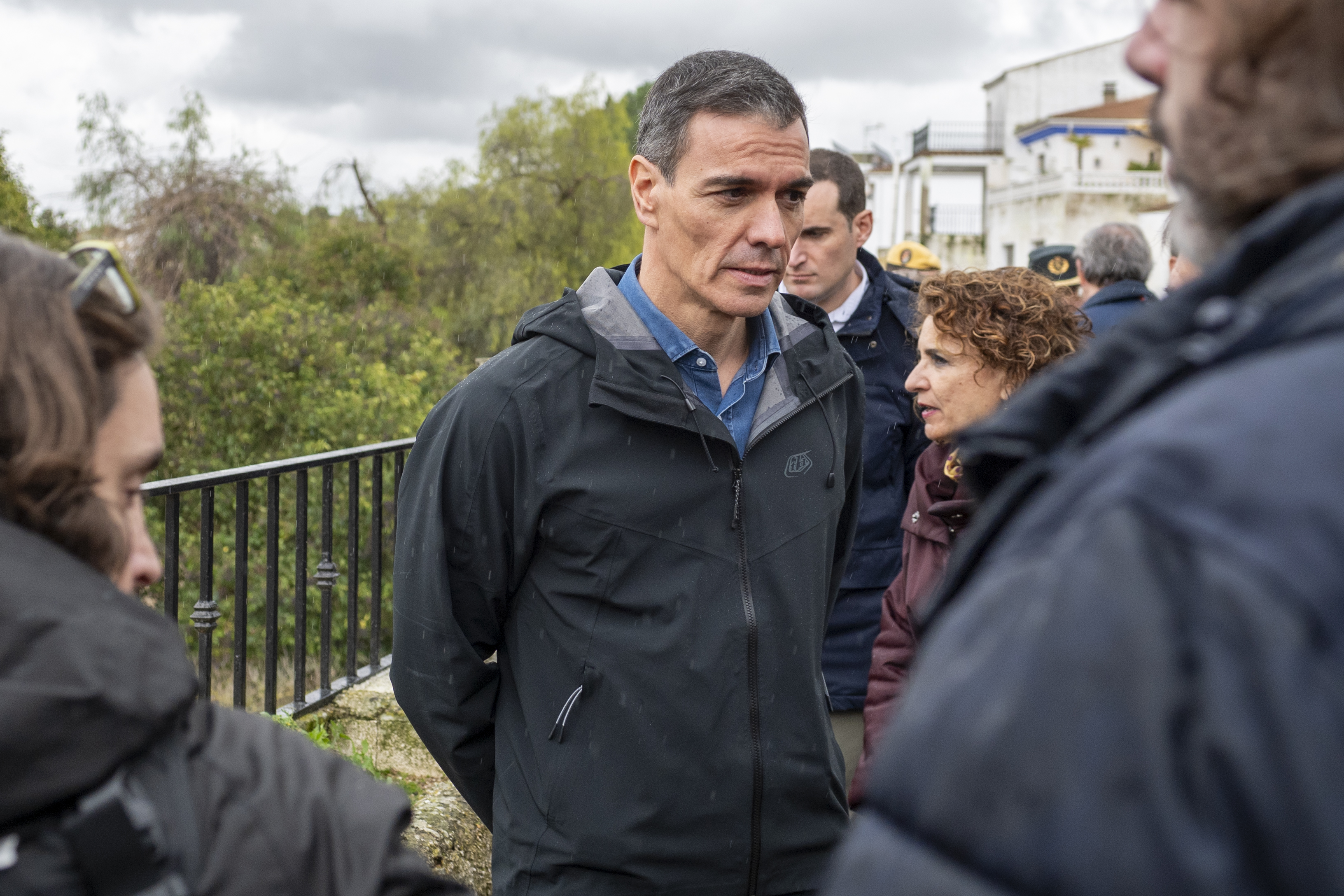 O primeiro-ministro Pedro S&aacute;nchez visita &aacute;reas afetadas pela cheia do rio Guadalquivir, em Villanueva de la Reina, na Andaluzia, acompanhado da vice-primeira-ministra e ministra da Fazenda, Mar&iacute;a Jes&uacute;s Montero