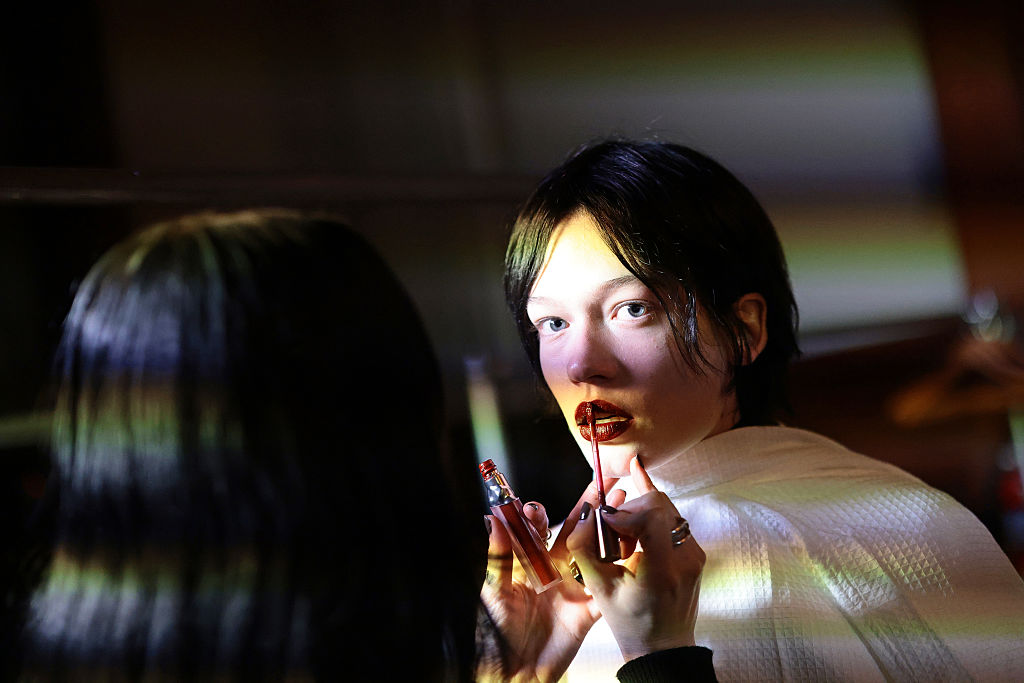 Backstage de beleza de Marc Jacobs: nada é perfeito, e por isso, é bonito