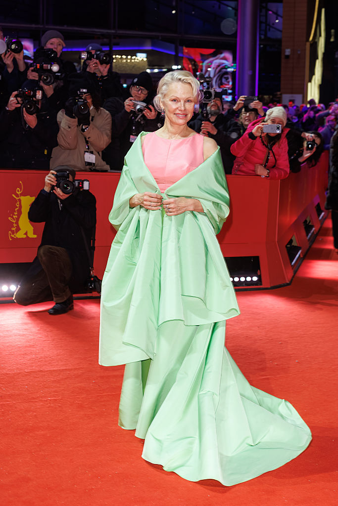 Pamela Anderson veste Carolina Herrera