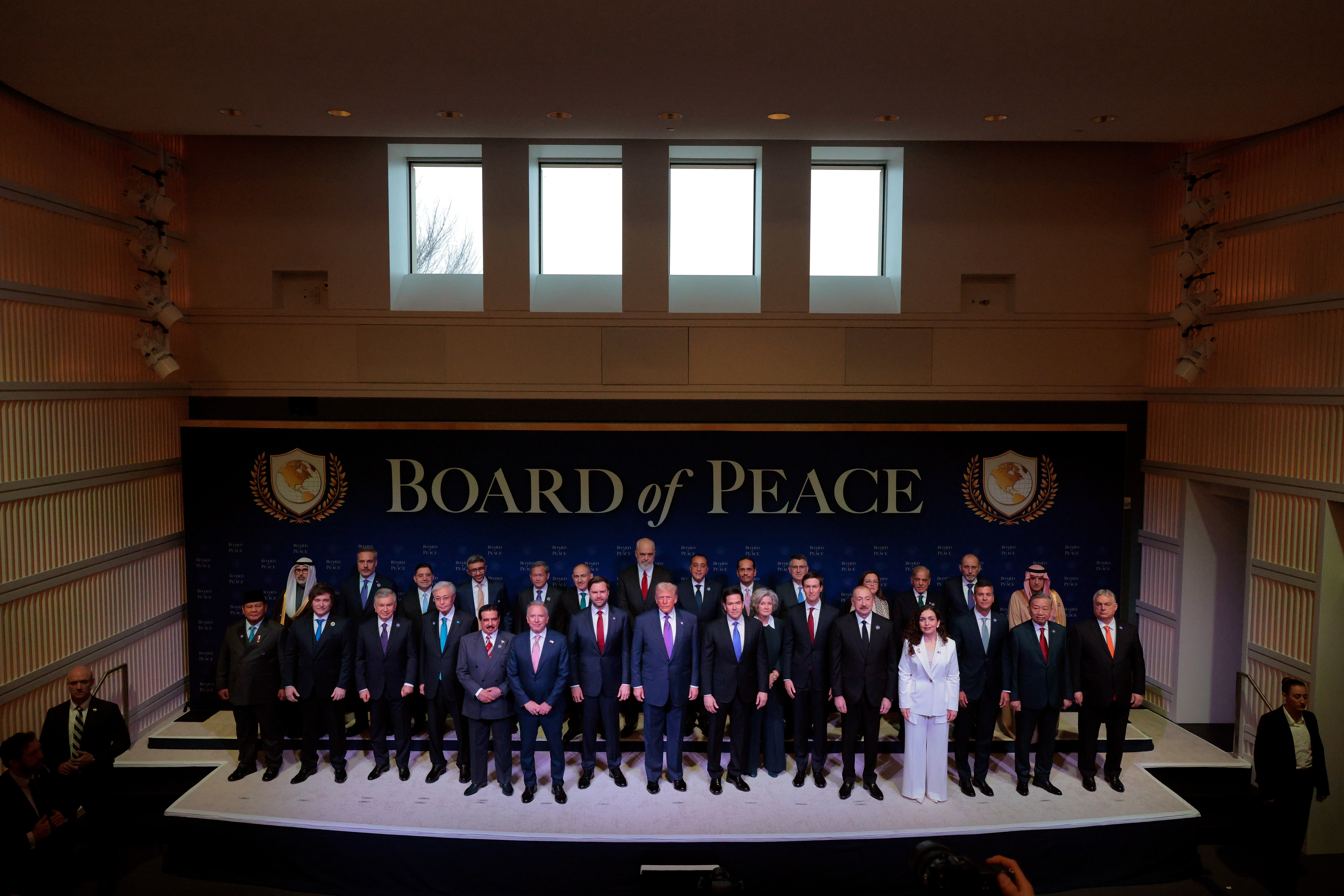O presidente dos Estados Unidos, Donald Trump, participa de foto oficial ao lado do vice-presidente JD Vance, do secretário de Estado Marco Rubio, da chefe de gabinete da Casa Branca, Susie Wiles, de Jared Kushner e de outros representantes do Conselho da Paz durante a reunião inaugural do órgão no Instituto da Paz, em 19 de fevereiro de 2026, em Washington, DC