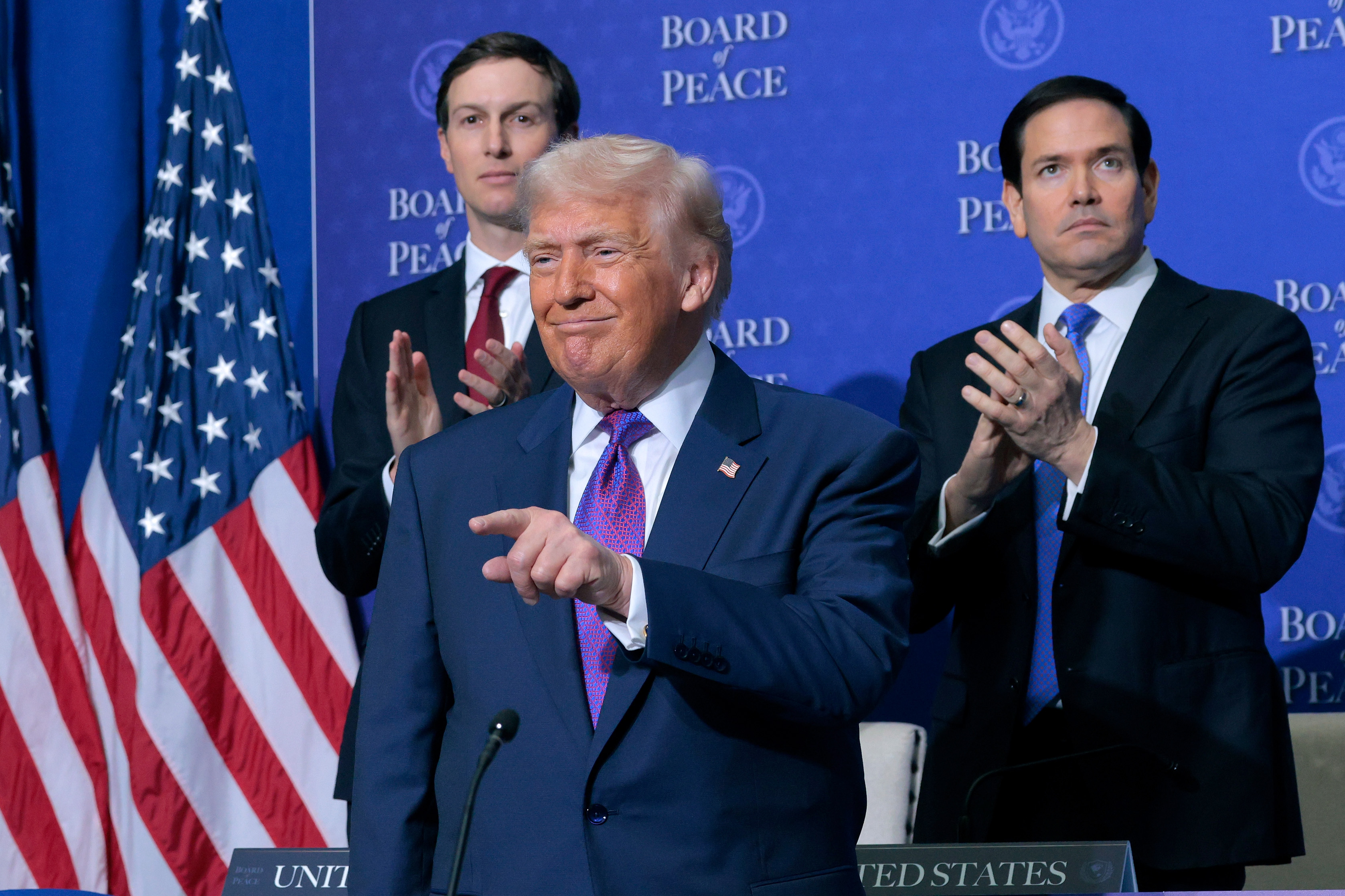 WASHINGTON, DC – 19 DE FEVEREIRO: O presidente dos Estados Unidos, Donald Trump, chega para a reunião inaugural do Conselho da Paz no Instituto da Paz, em 19 de fevereiro de 2026, em Washington, DC