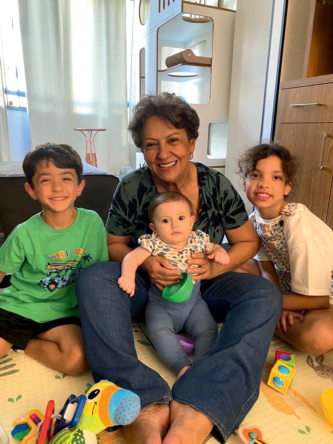 HIST&Oacute;RIAS CRIADAS - A aposentada Maria Jos&eacute; Neves, 71 anos, sente que o contato com Sarah, 1, Em&iacute;lia, 9, e Oscar, 7, ajuda a dar novo sentido &agrave; vida. &ldquo;Eles gostam de escutar hist&oacute;rias inventadas e minhas experi&ecirc;ncias&rdquo;, afirma ela.