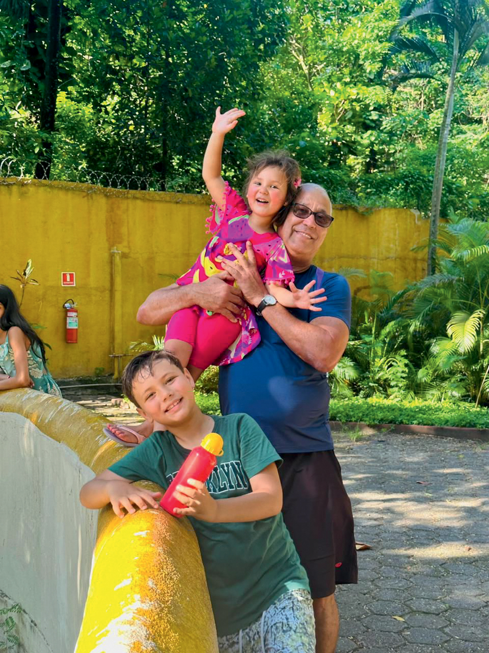 &ldquo;BRINCAMOS DE TUDO&rdquo; - O educador f&iacute;sico Clauter Barros, 65 anos, vive inventando exerc&iacute;cios para estimular os netos Alexandre, 8, e Manoela, 5. &ldquo;Brincamos de tudo, eles at&eacute; se sentem orgulhosos por eu n&atilde;o ser um &lsquo;velhinho&rsquo;&thinsp;&rdquo;, diz.