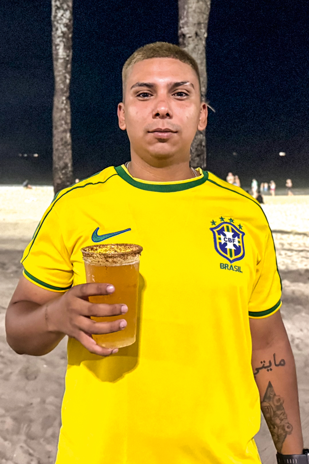 LIVRE, LEVE E SOLTO - Em sua primeira viagem ao Brasil com a mulher e a filha, Sebastián Flores, 28 anos, se encantou com o clima informal das areias de Copacabana, onde encontrou uma michelada: “No meu país, não posso nem sequer beber na rua”, diz ele, que pretende voltar.