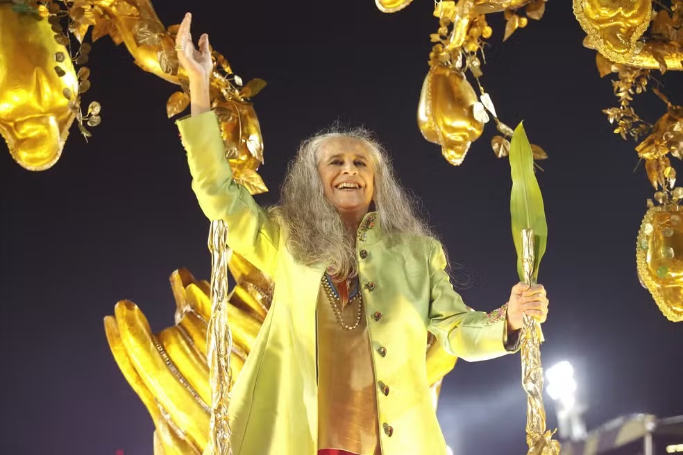 Maria Bethânia no desfile da Estação Primeira da Mangueira