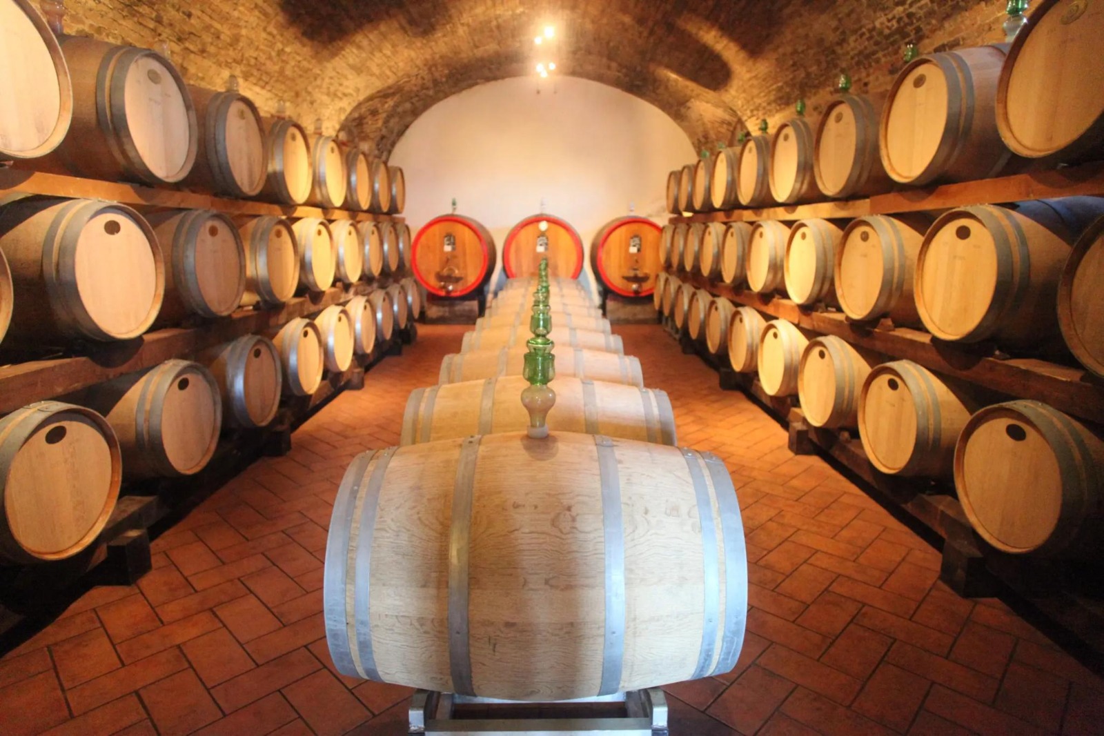 Tonéis da Vinícola Castellani, que exporta vinhos para o Brasil. Itália aparece em destaque entre os países que mais exportam para o Brasil. Crédito Gianm