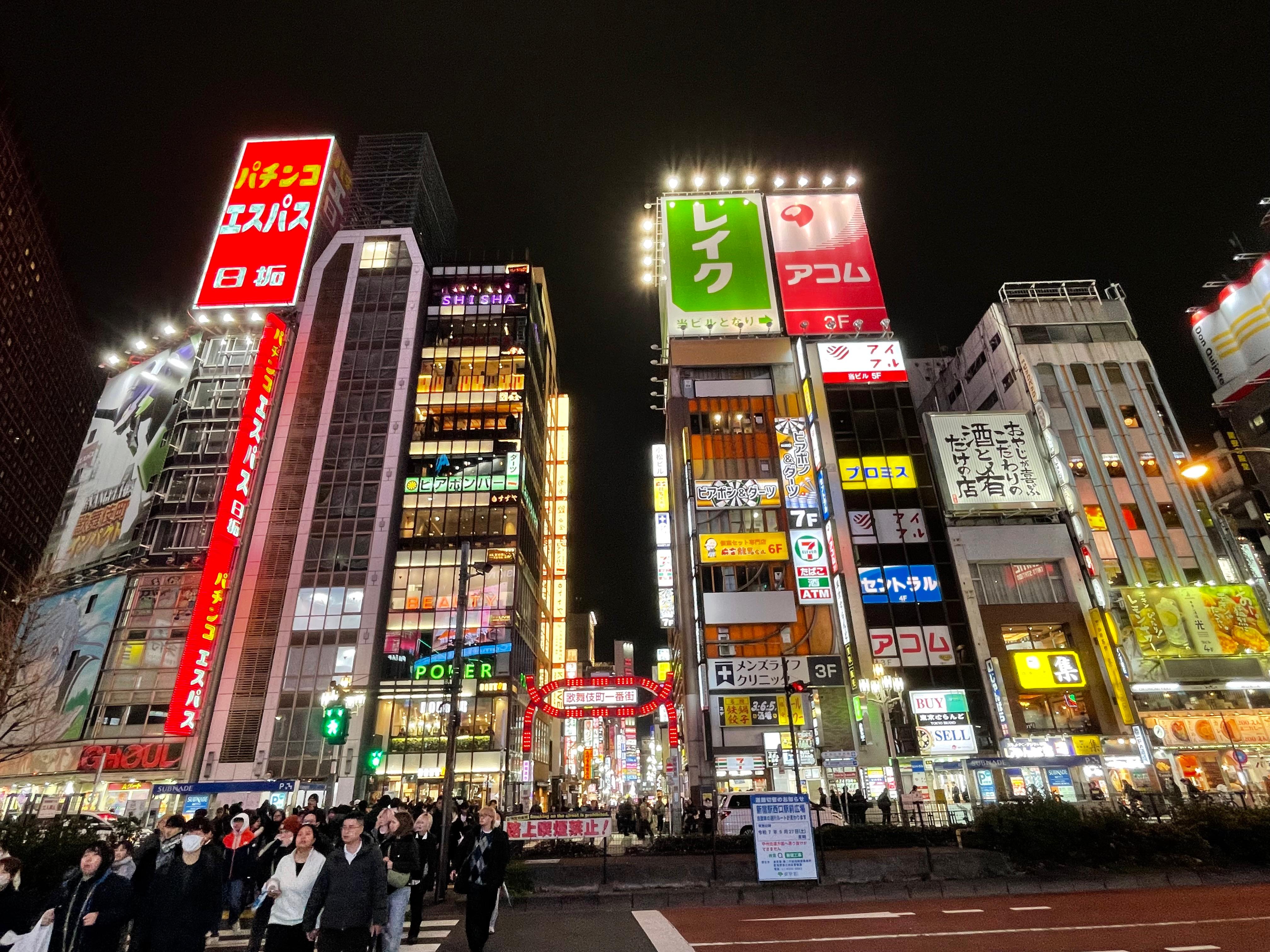 Prédios cobertos com neon: uma das marcas da metrópole onde vivem 14 milhões de pessoas