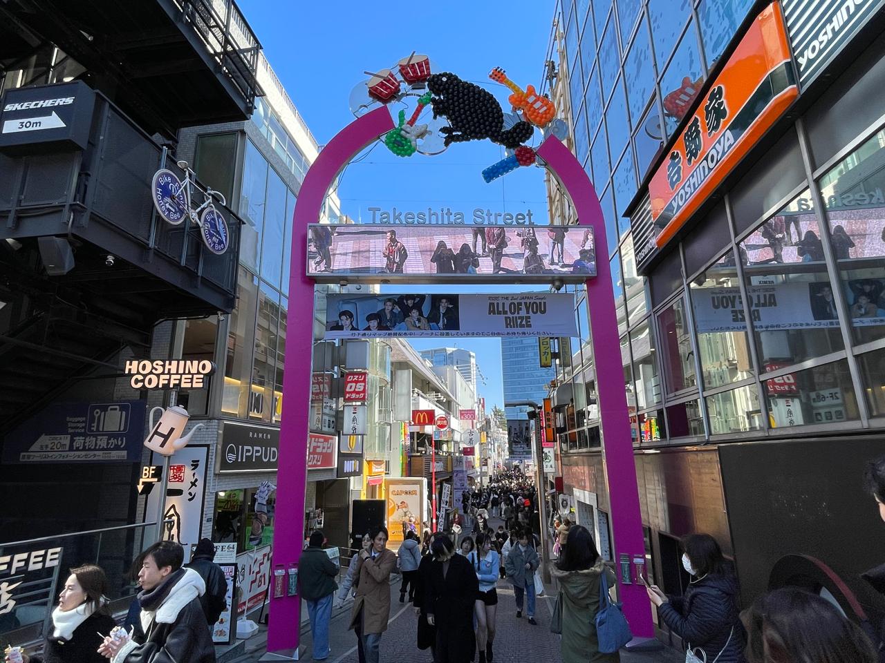 Harajuku: paraíso dos jovens modernos e descolados de Tóquio, com muitas ruas com lojas de roupas e acessórios diferentes e extravagantes