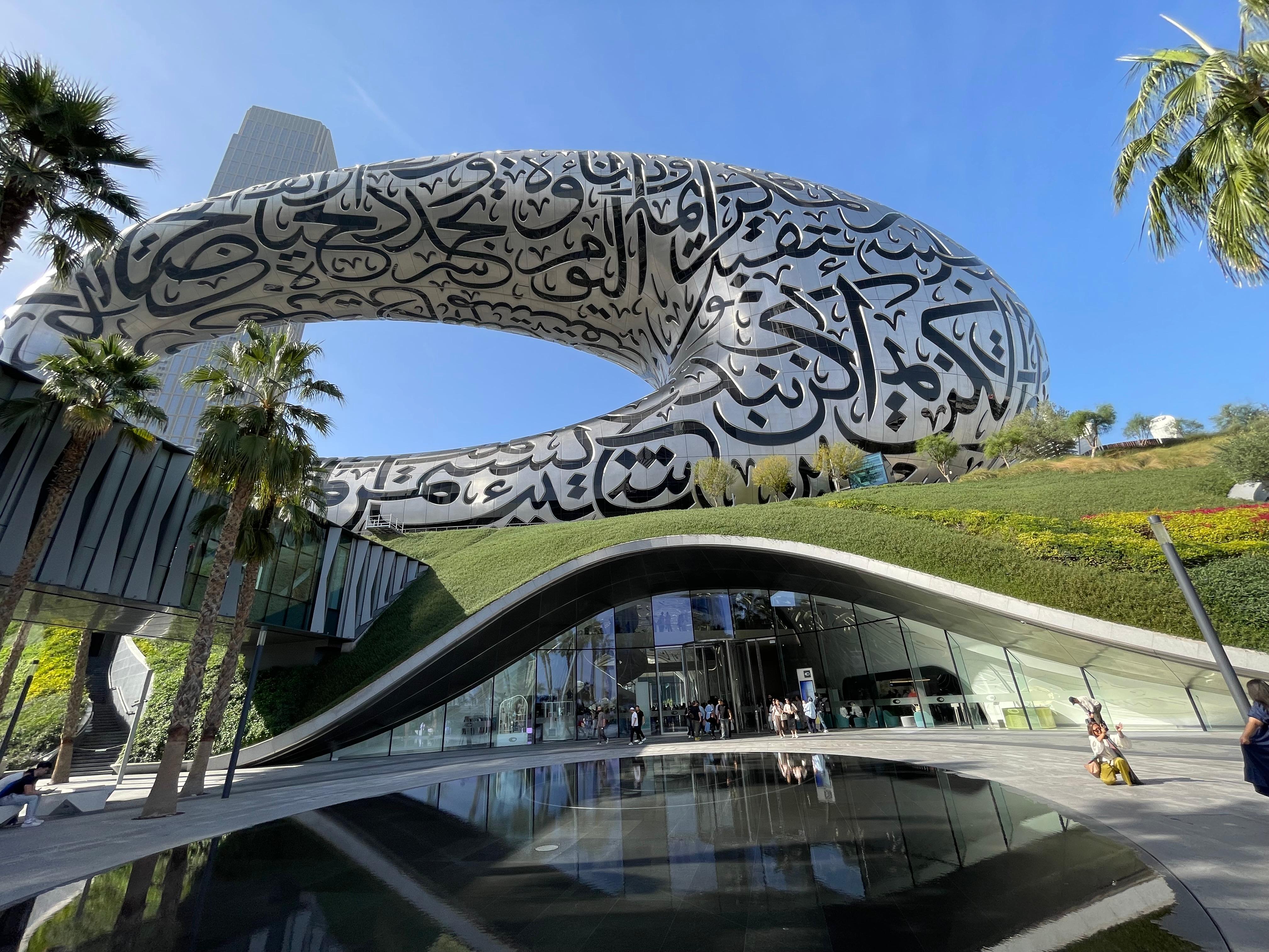 Museu do Futuro: em forma elíptica e com dizeres em árabe na fachada, é considerado um marco arquitetônico na cidade