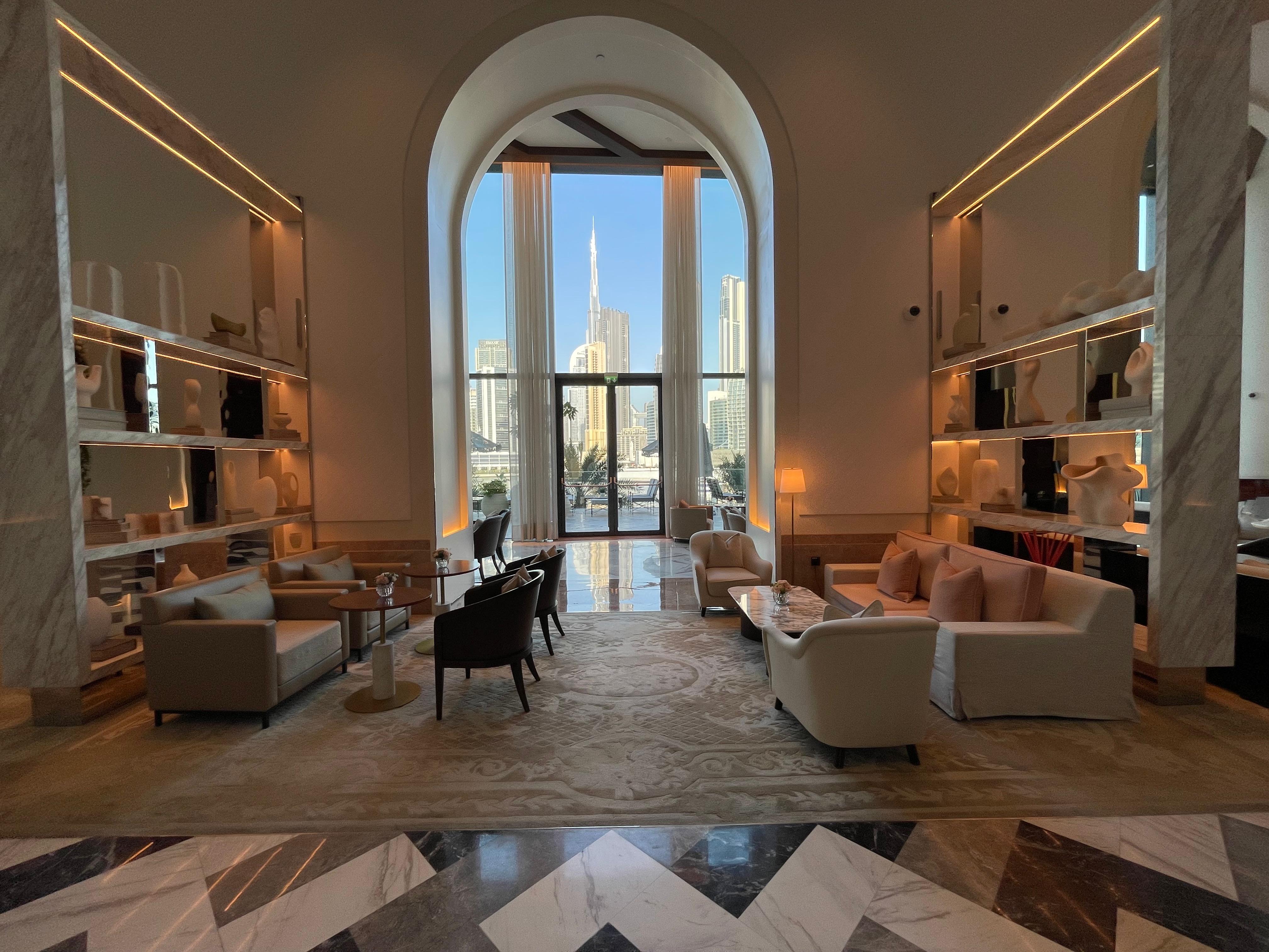 Lobby do The Lana Dorchester Collection: além de todo requinte e conforto, o hotel cinco estrelas, aberto há dois anos, oferece uma vista privilegiada para o Burj Khalifa