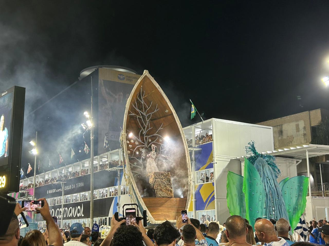 Beija-Flor desfila nesta segunda, 16