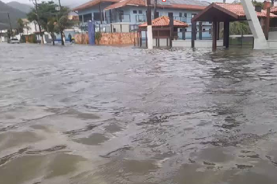 Fortes chuvas no final de semana deixam Peruíbe (SP) e outras cidades do Litoral Paulista inundadas
