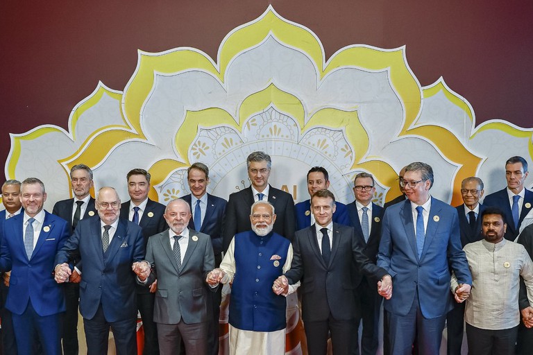 O presidente Luiz Inácio Lula da Silva ao lado do primeiro-ministro da Índia, Narendra Modi, e de outras autoridades internacionais durante cúpula sobre tecnologia em Nova Délhi