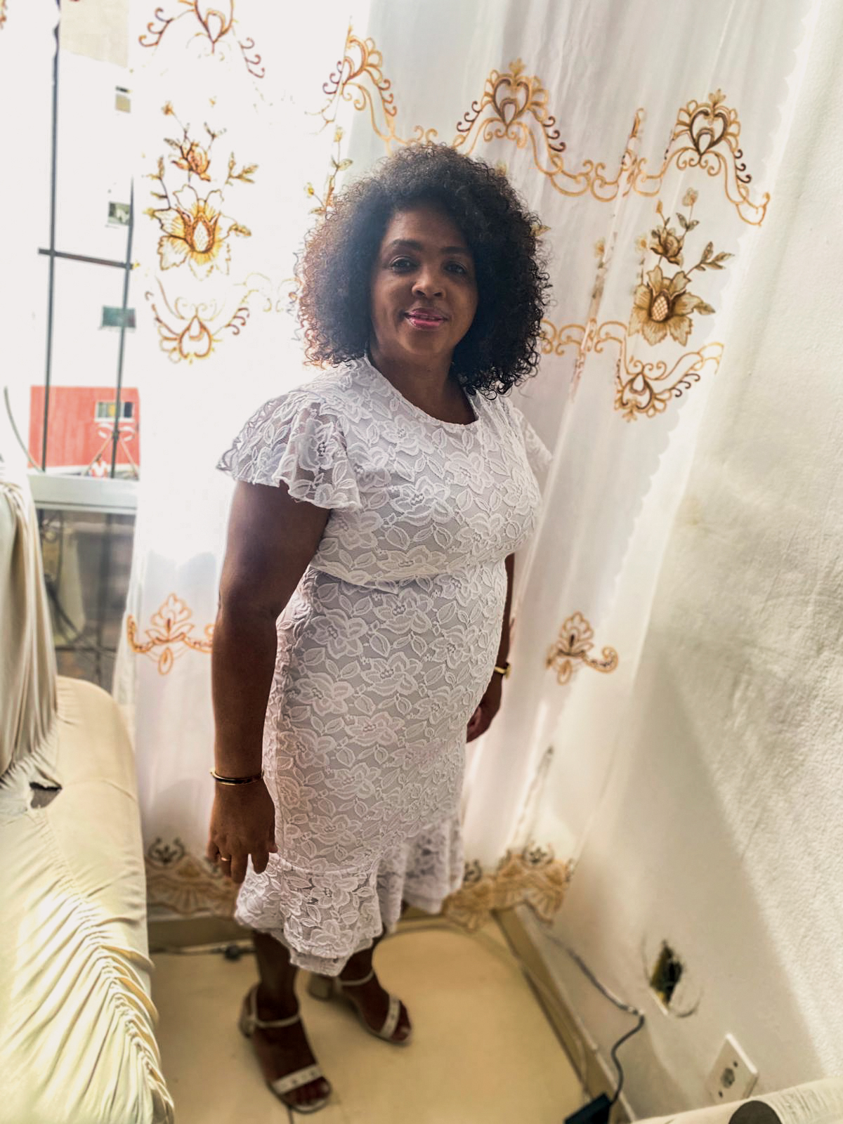 PAGANDO AS CONTAS - Cristina Aparecida de Jesus, 46, é professora da rede municipal de Salvador. Ela ganha 6 300 reais e terá cerca de 140 reais a mais por mês. “Para quem é mãe solo como eu, é um dinheiro que ajuda.”