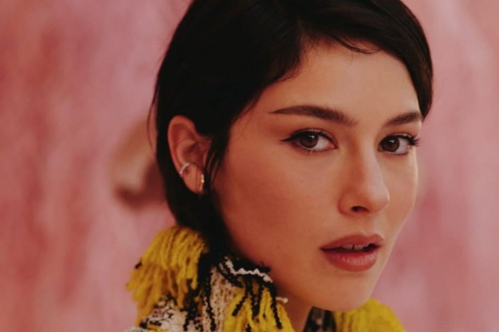 Gracie Abrams aposta no corte ‘bixie’ e dita nova tendência de estilo