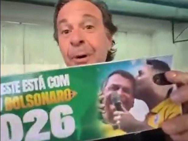 Ex-ministro de Bolsonaro espalha adesivos de Flávio durante Carnaval