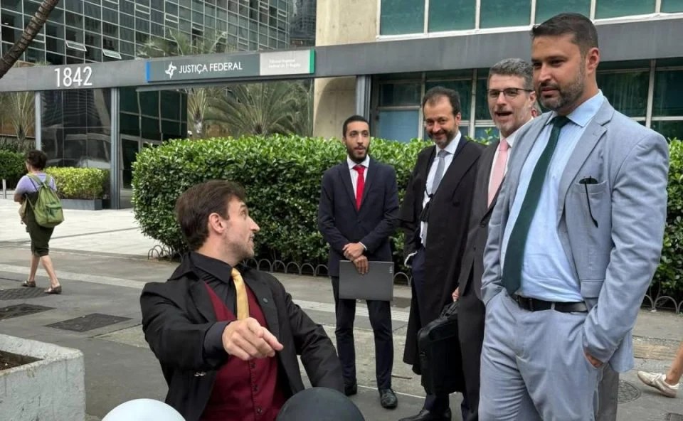 A reação de Léo Lins nas redes sociais ao saber que foi absolvido de condenação