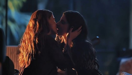 Alanis Guillen e Gabriela Medvedovsky como Lorena e Juquinha em 'Três Graças'