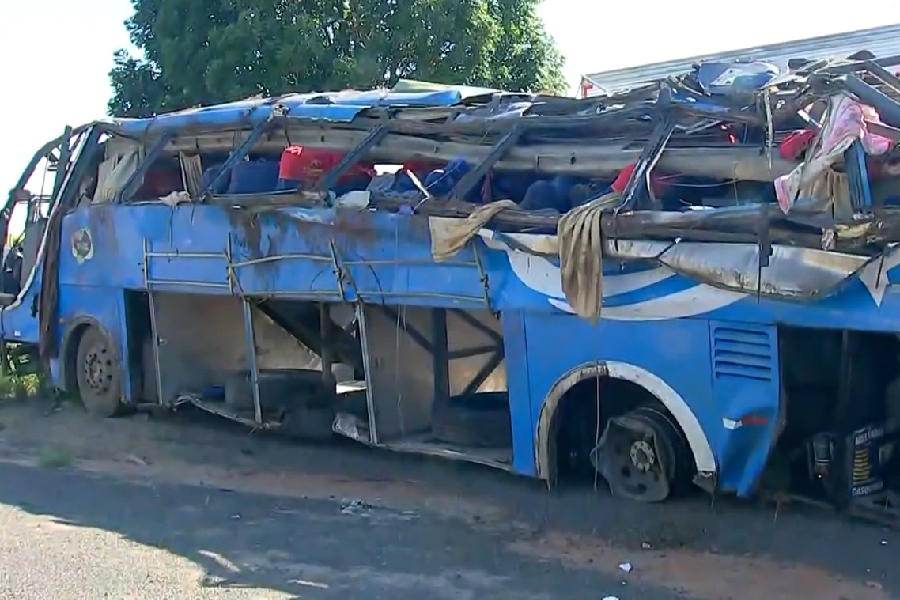 Ônibus com trabalhadores rurais tomba e deixa seis mortos no interior de SP