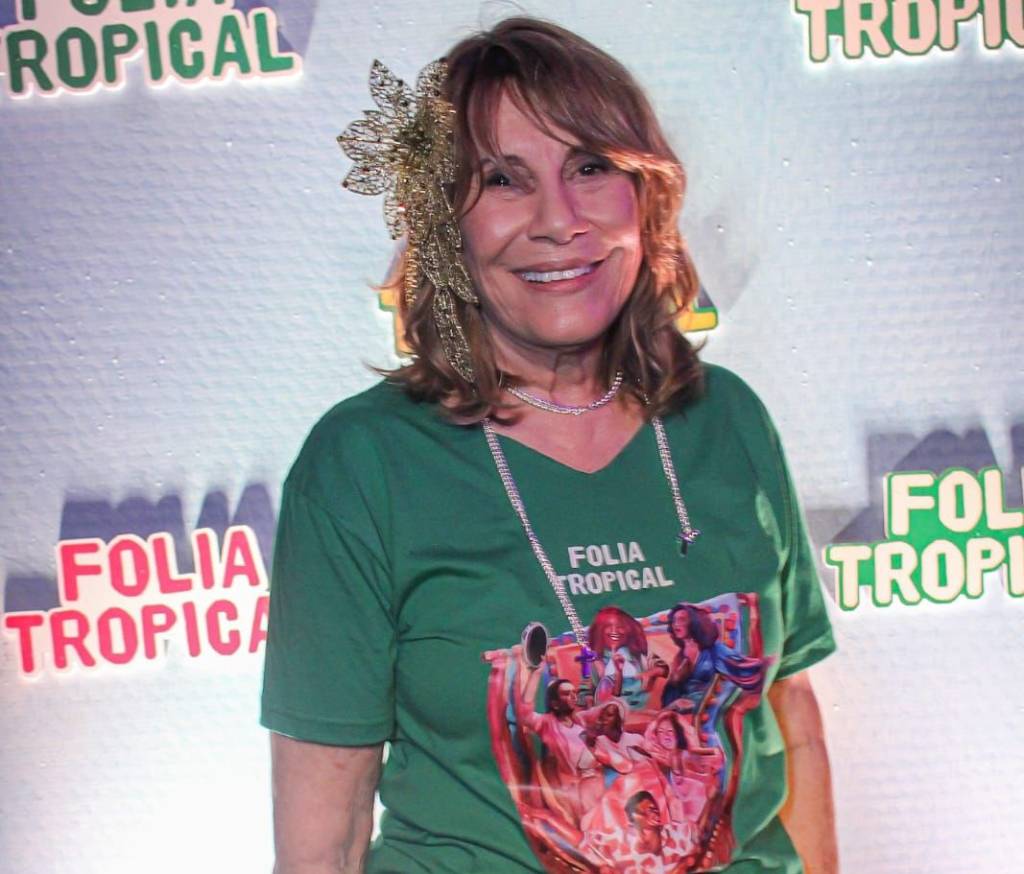A festança de Renata Sorrah pelos seus 79 anos no Desfile das Campeãs