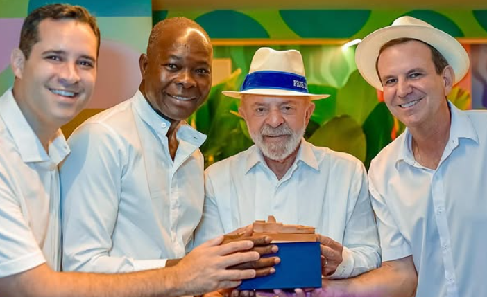 O inusitado presente que Lula ganhou após desfile na Sapucaí