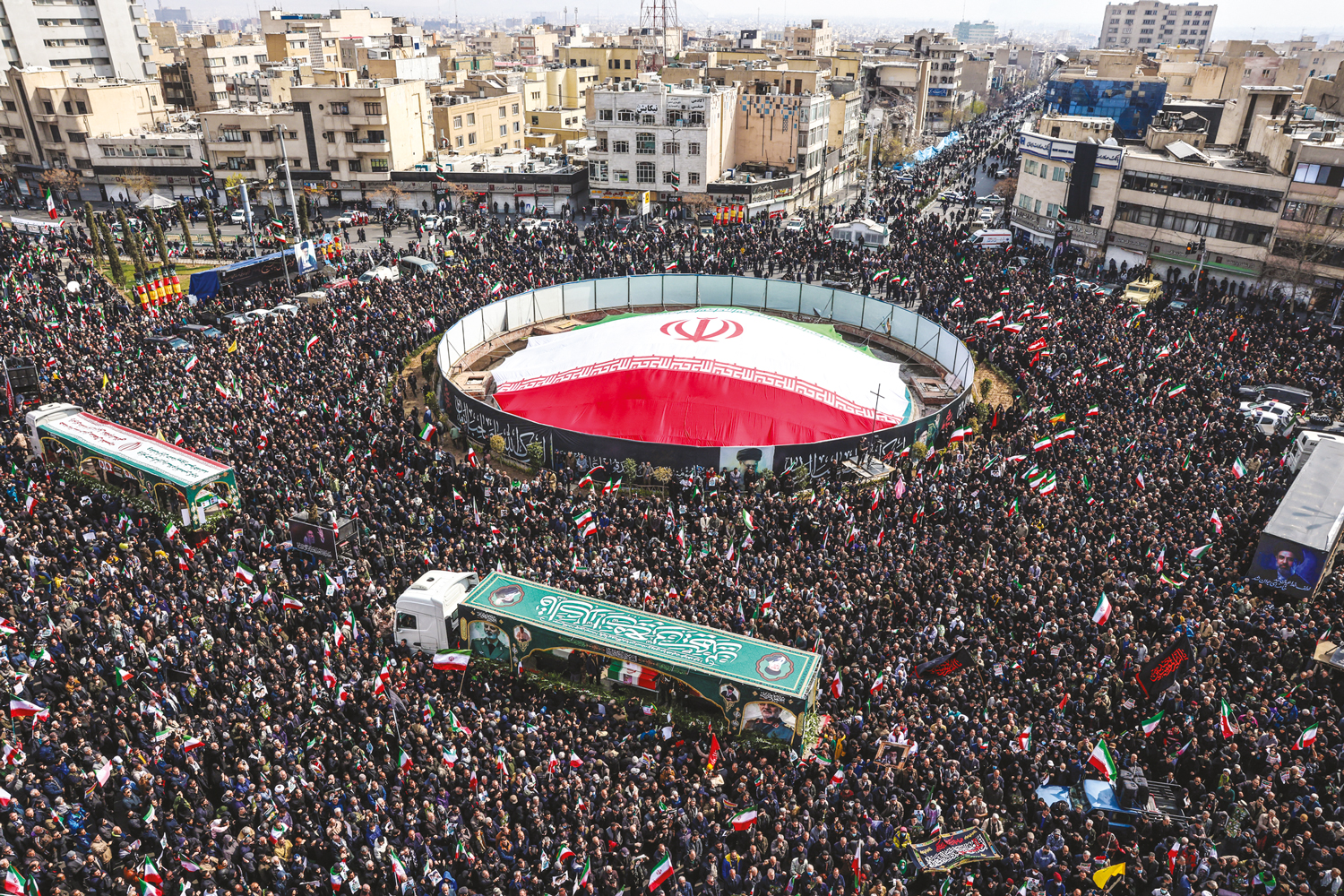 FOGO CRUZADO - Funeral das alunas de escola bombardeada: como&ccedil;&atilde;o nas ruas