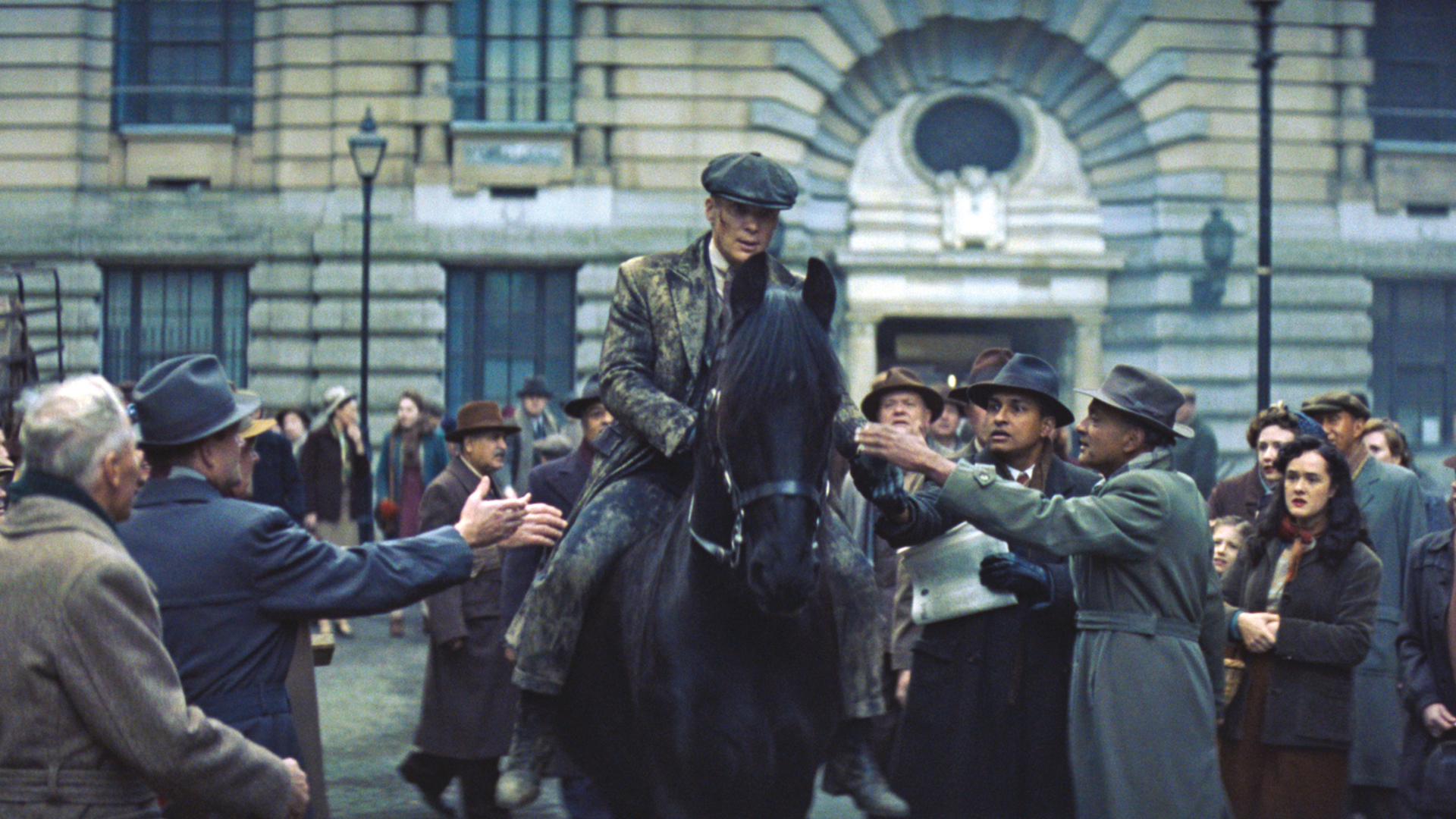ANTI-HER&Oacute;I -&ensp;Tommy Shelby (centro): personagem encarna dilemas morais no tenebroso per&iacute;odo entre a I e a II Guerra