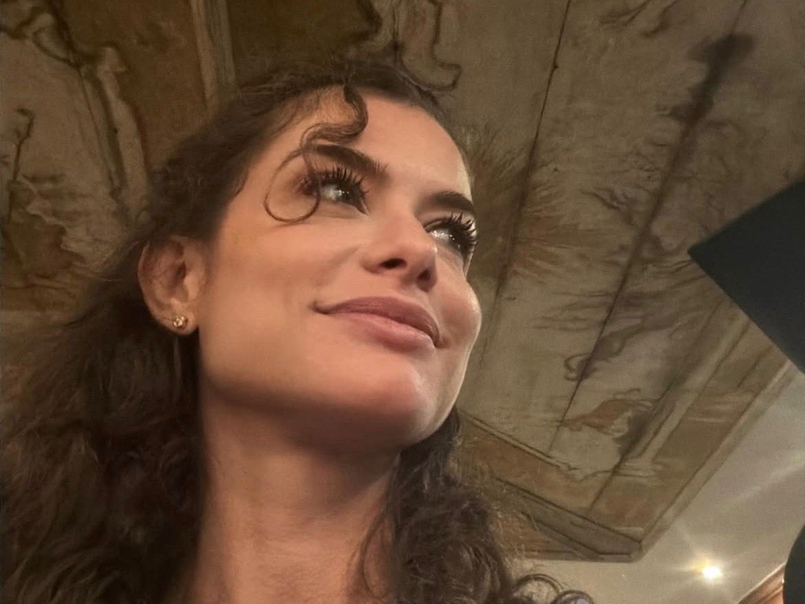 O gesto de Alinne Moraes que aumentou rumores sobre papel em ‘Três Graças’