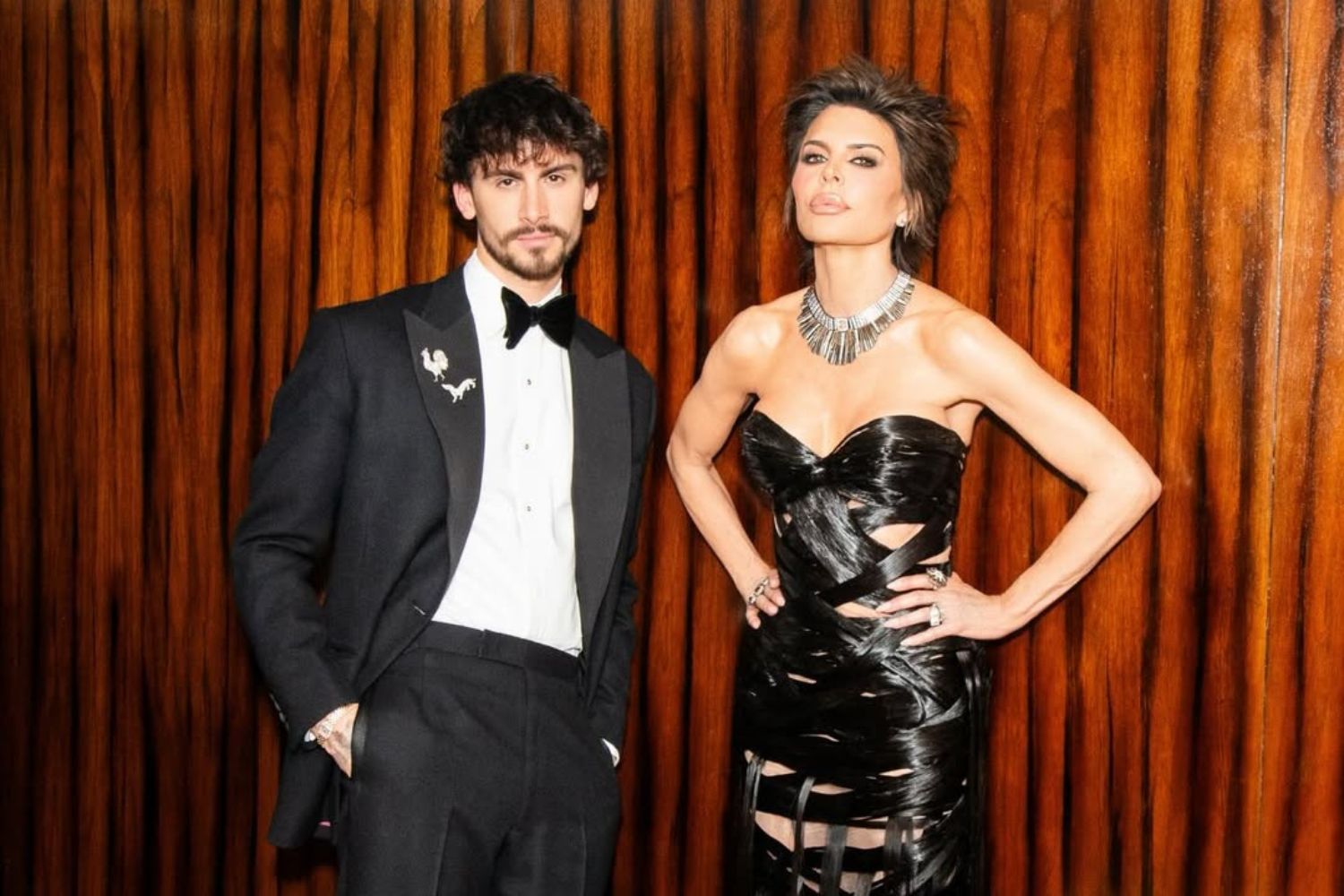 O estilista Christian Cowan ao lado de Lisa Rinna, para quem construiu o vestido controverso