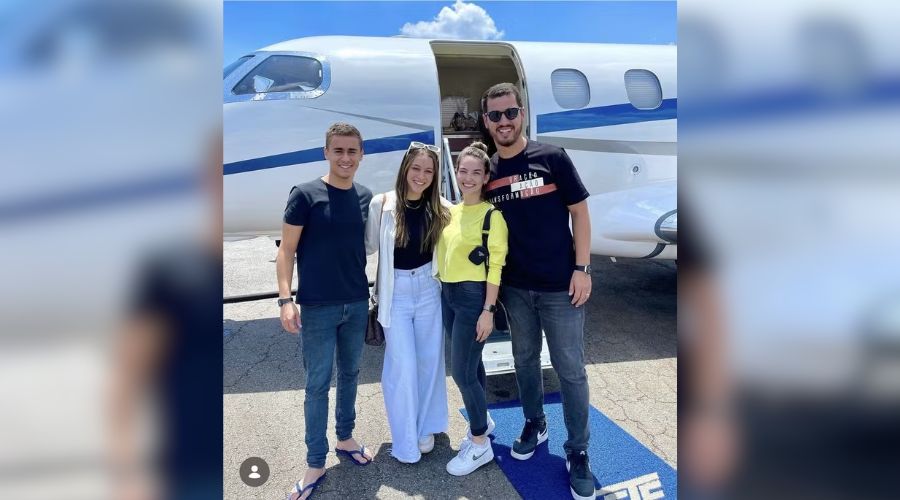 O deputado federal Nikolas Ferreira em 2022, viajando em campanha para Bolsonaro, ao lado da influenciadora evangélica Jey Reis, do pastor Guilherme Batista e da esposa dele, Mariel Batista