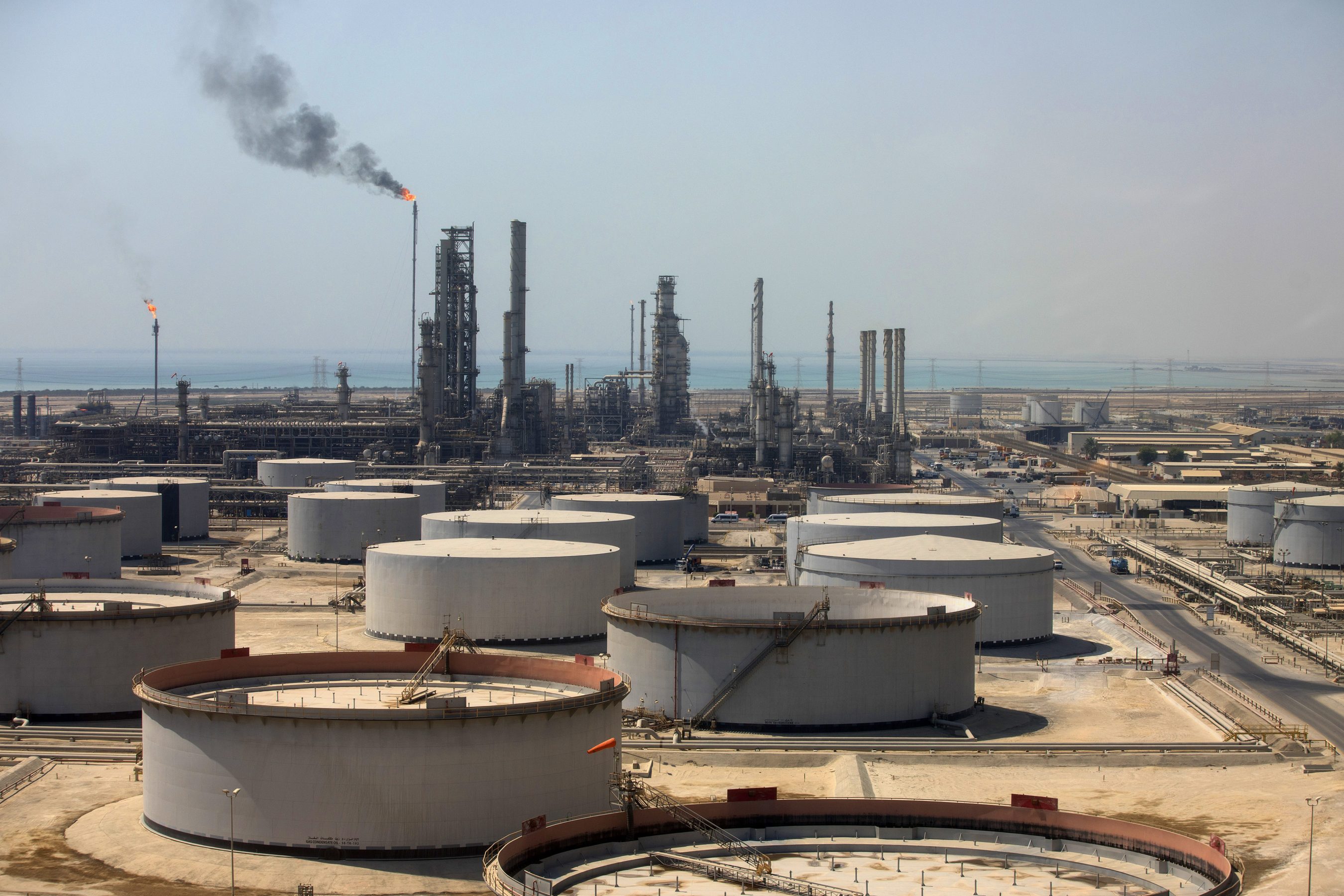 Refinaria de petróleo da estatal Saudi Aramco, em Ras Tanura, na Arábia Saudita: país é alvo de ataques do Irã