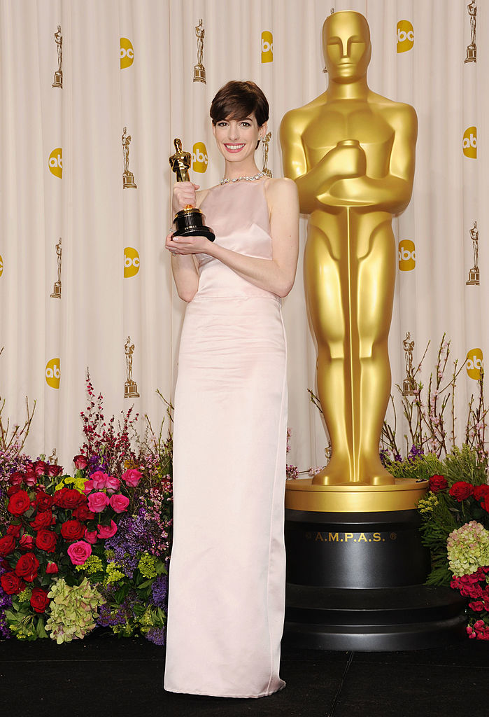 Anne Hathaway veste Prada no Oscar 2013
