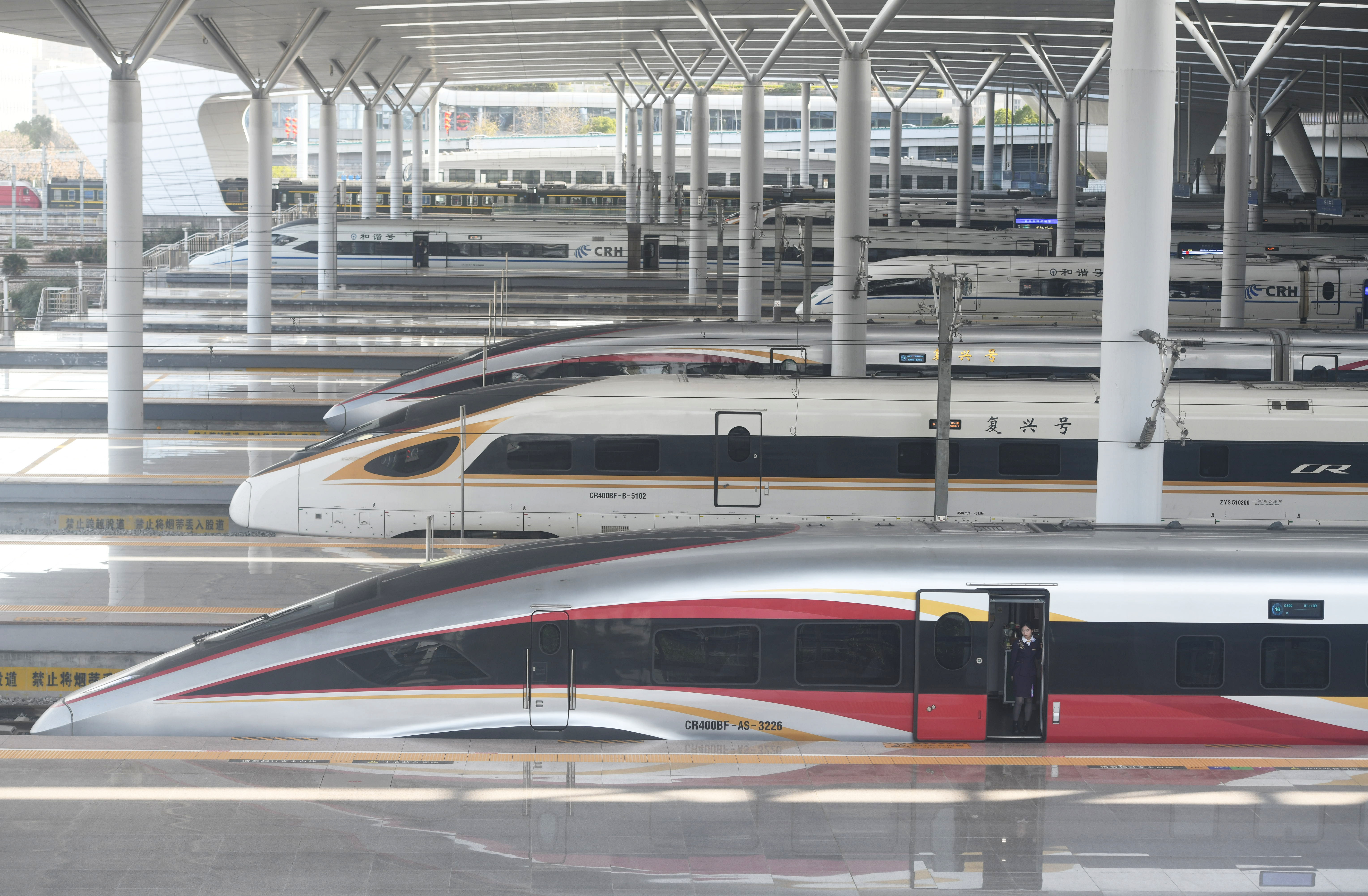 Trem de alta velocidade aguarda o embarque de passageiros na Estação Ferroviária Hangzhou East, em Hangzhou, na província de Zhejiang, na China, em 23 de fevereiro de 2026