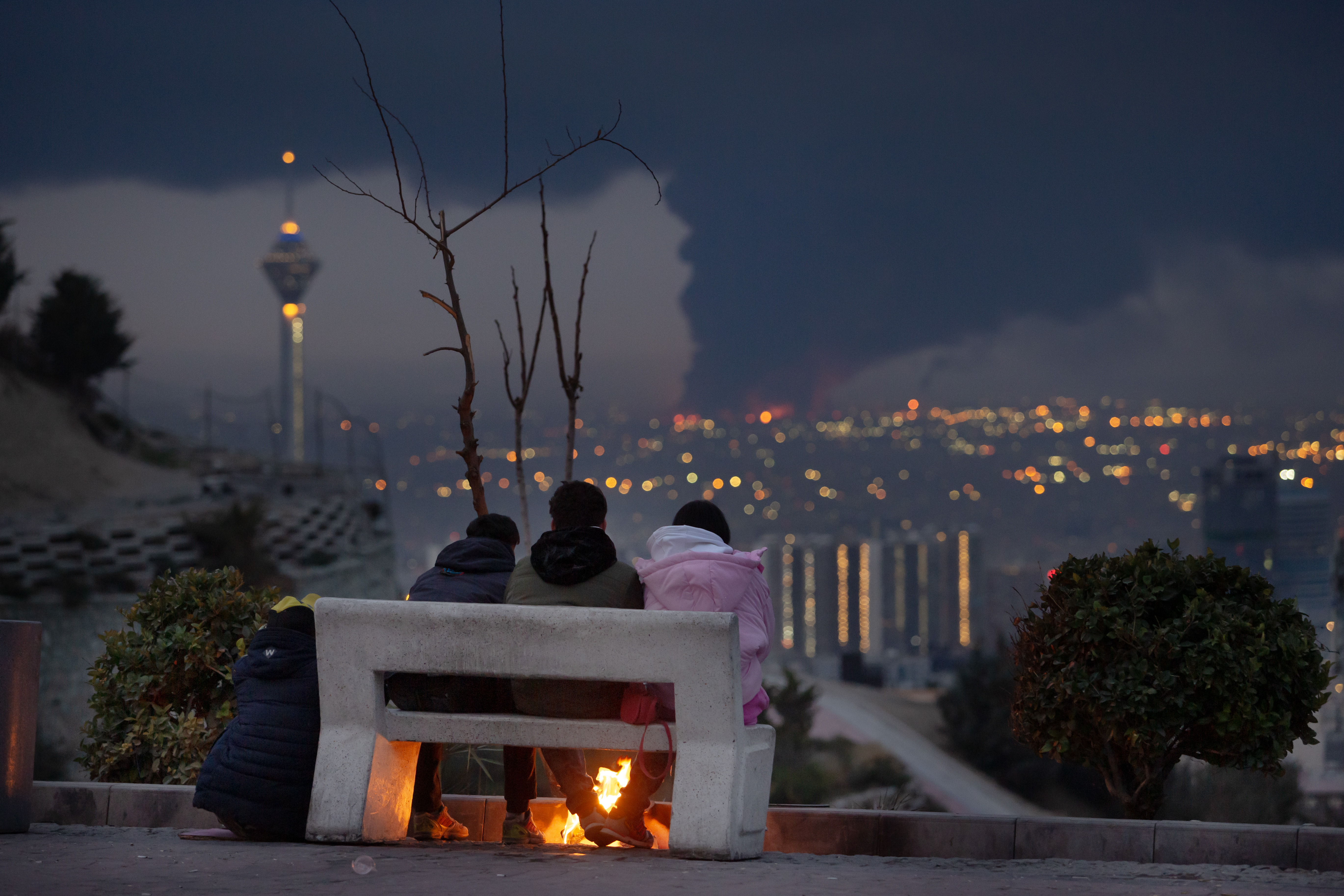 Moradores de Teer&atilde;, metr&oacute;pole com 18 milh&otilde;es de habitantes, observam fuma&ccedil;a t&oacute;xica encobrir a cidade