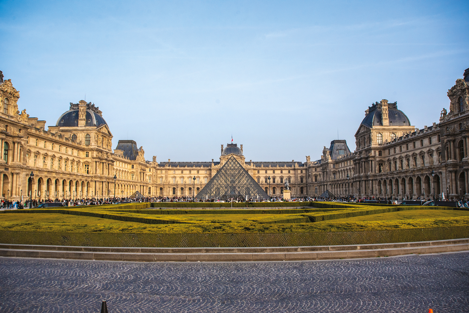 AMOR E ÓDIO - As pirâmides do Louvre: repudiadas no início, viraram hoje point instagramável