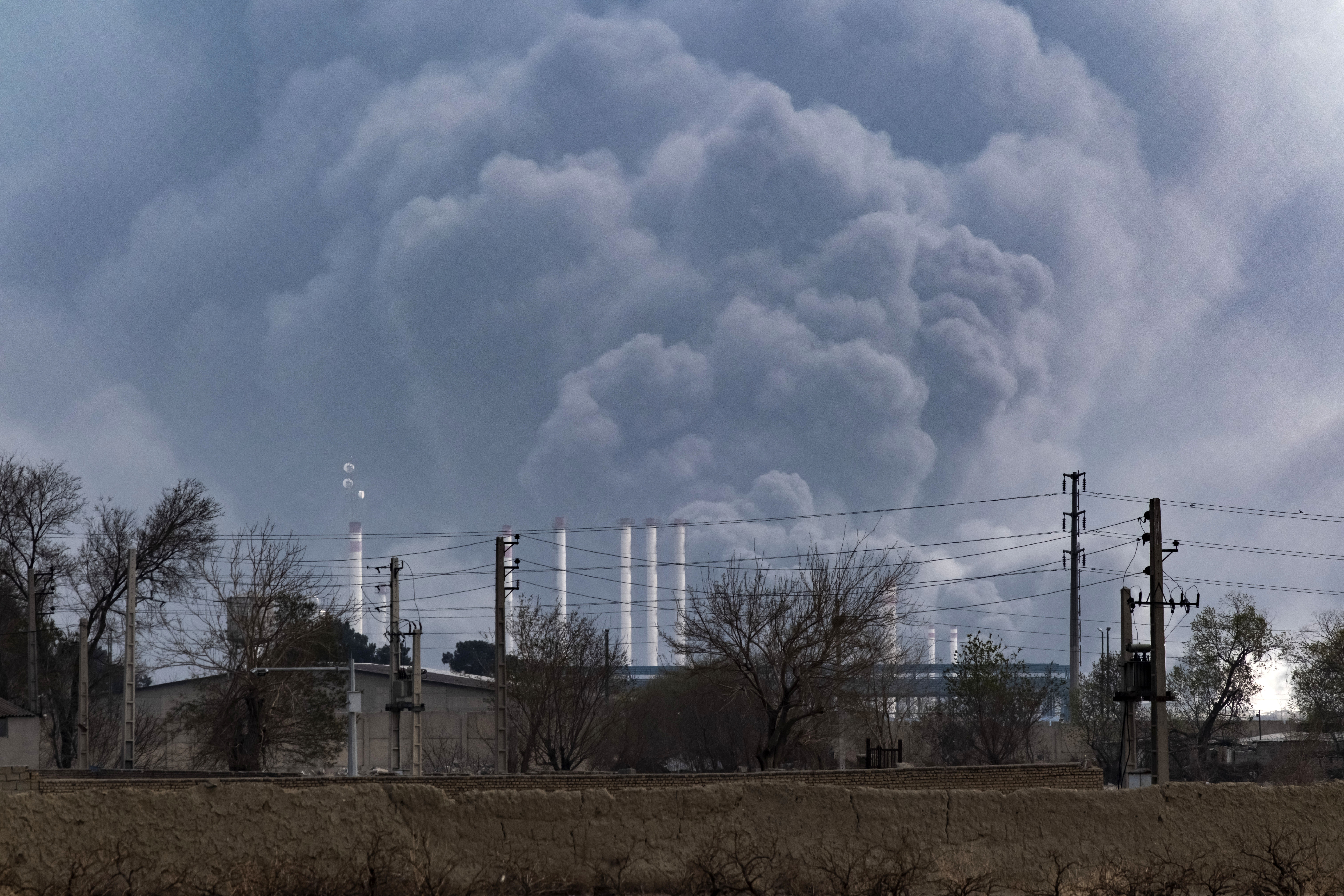 céu é encoberto por resíduos de fuligem de petróleo provenientes das instalações de armazenamento de combustível de Teerã, atingidas durante uma campanha militar dos Estados Unidos e de Israel na capital do Irã, em 9 de março de 2026