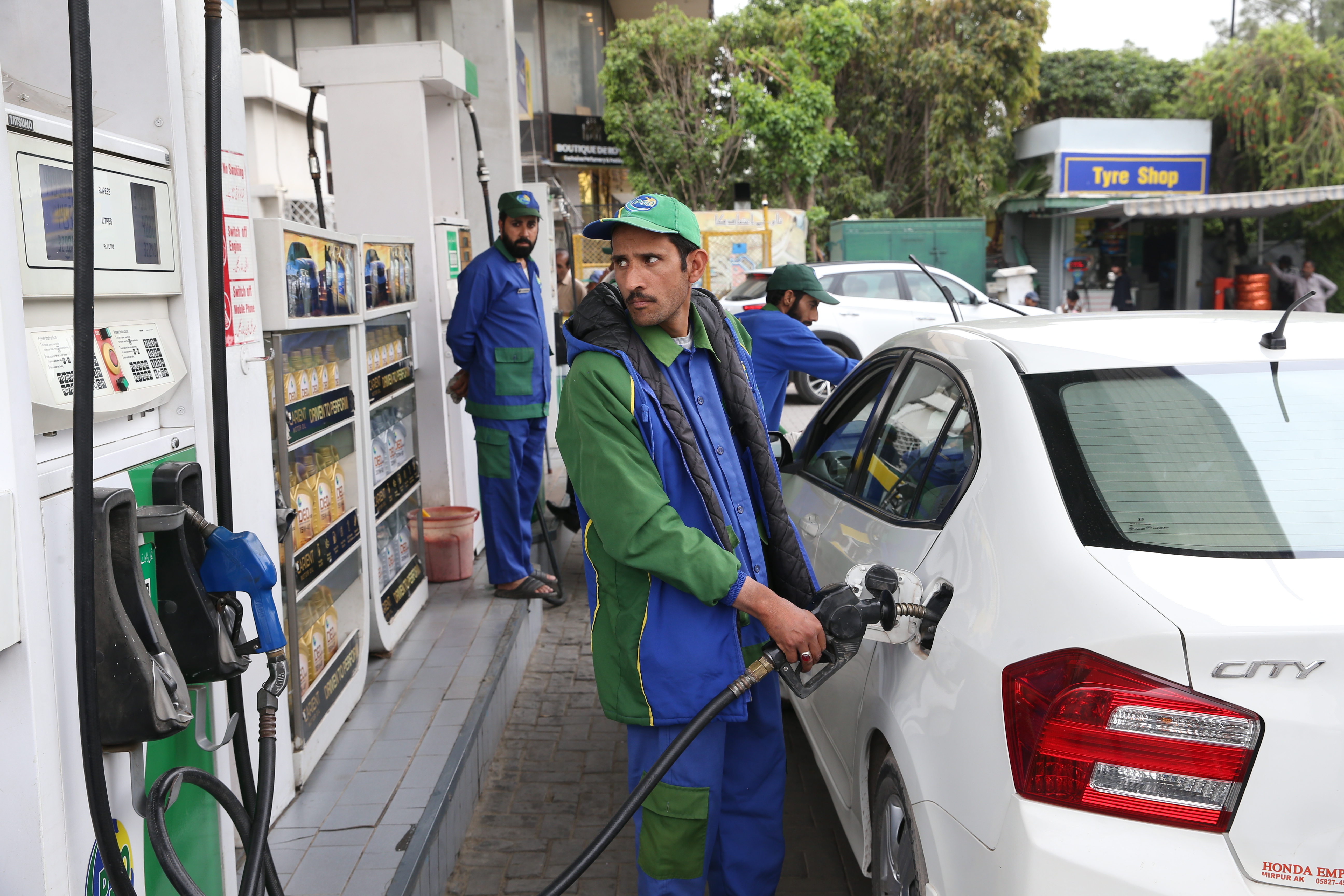 Posto de combust&iacute;veis lotado em Karachi, no Paquist&atilde;o: pre&ccedil;os j&aacute; subiram 20%