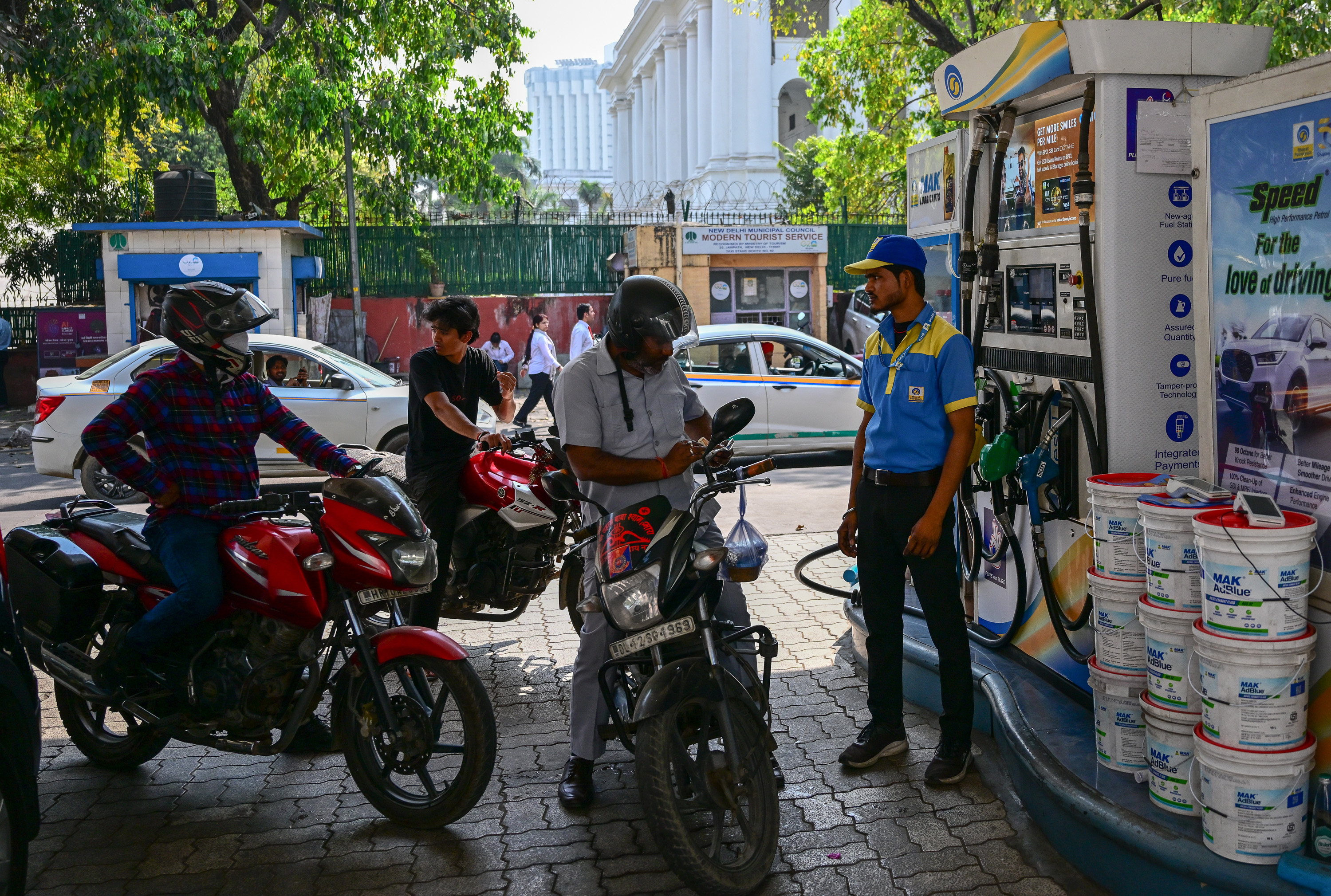Frentista abastece motocicletas em um posto de combust&iacute;vel em 10 de mar&ccedil;o de 2026, em Nova D&eacute;lhi, na &Iacute;ndia